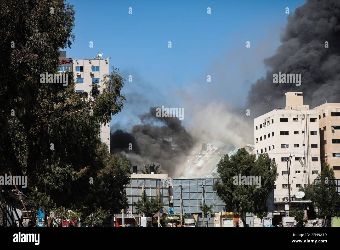 Gaza, Palestine. 15th May, 2021. An Israeli airstrike destroys a high-rise building in Gaza City, Gaza Strip, that housed media outlets including The Associated Press and Al Jazeera. Credit: SOPA Images Limited/Alamy Live News Stock Photo