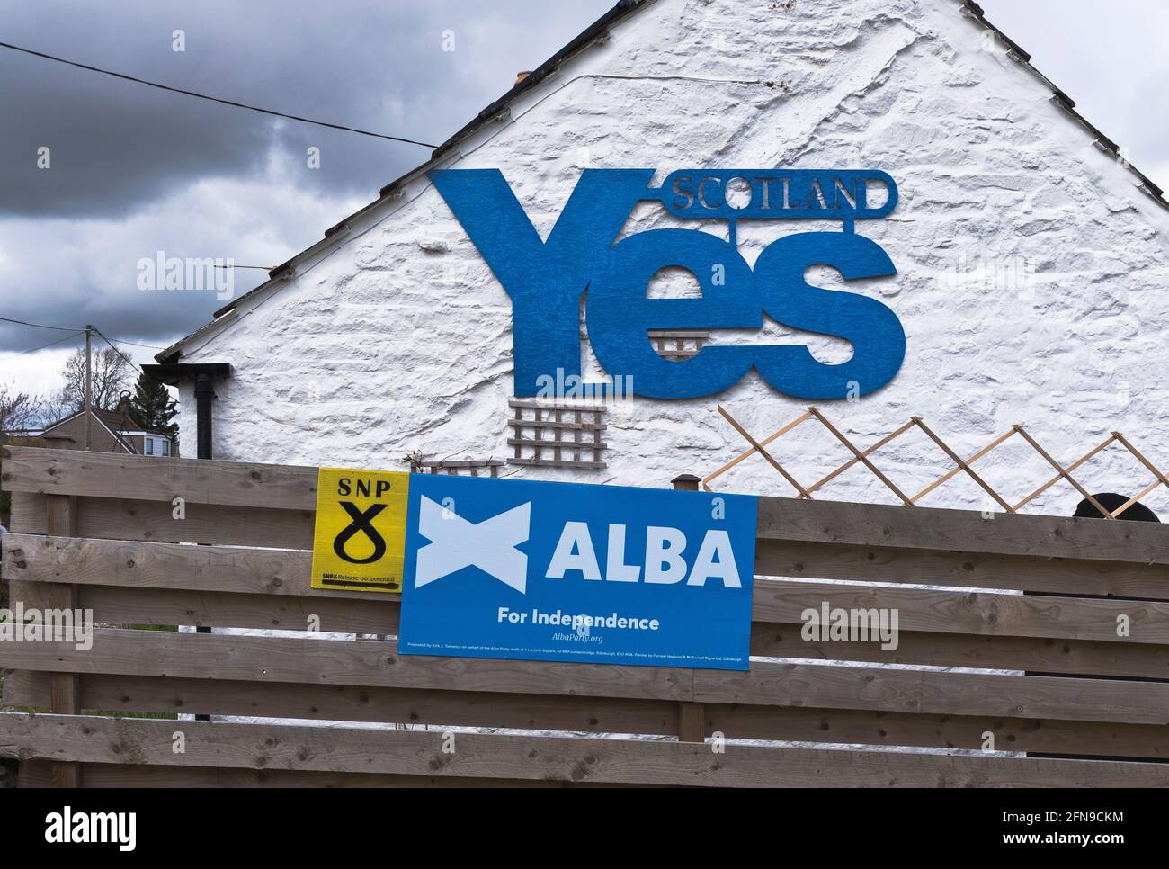 dh Scottish independence SCOTLAND UK Scottish YES supporters house referendum supporter houses campaign support signs SNP logo Alba nationalists sign Stock Photo