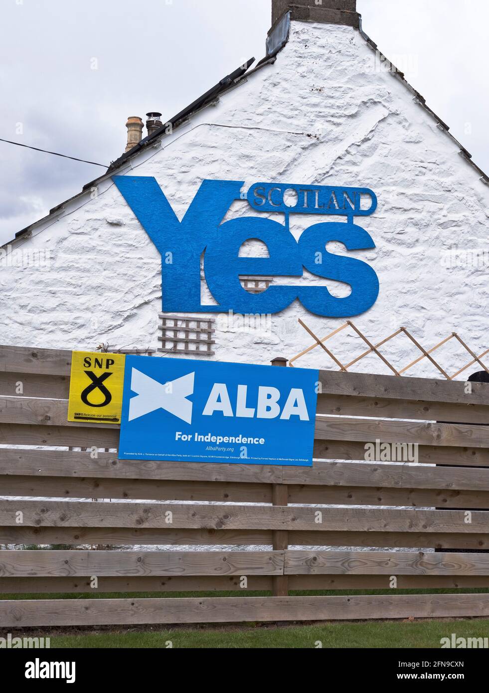 dh Scottish independence SCOTLAND UK Scottish YES supporters house referendum supporter houses campaign support signs SNP logo Alba sign politics Stock Photo