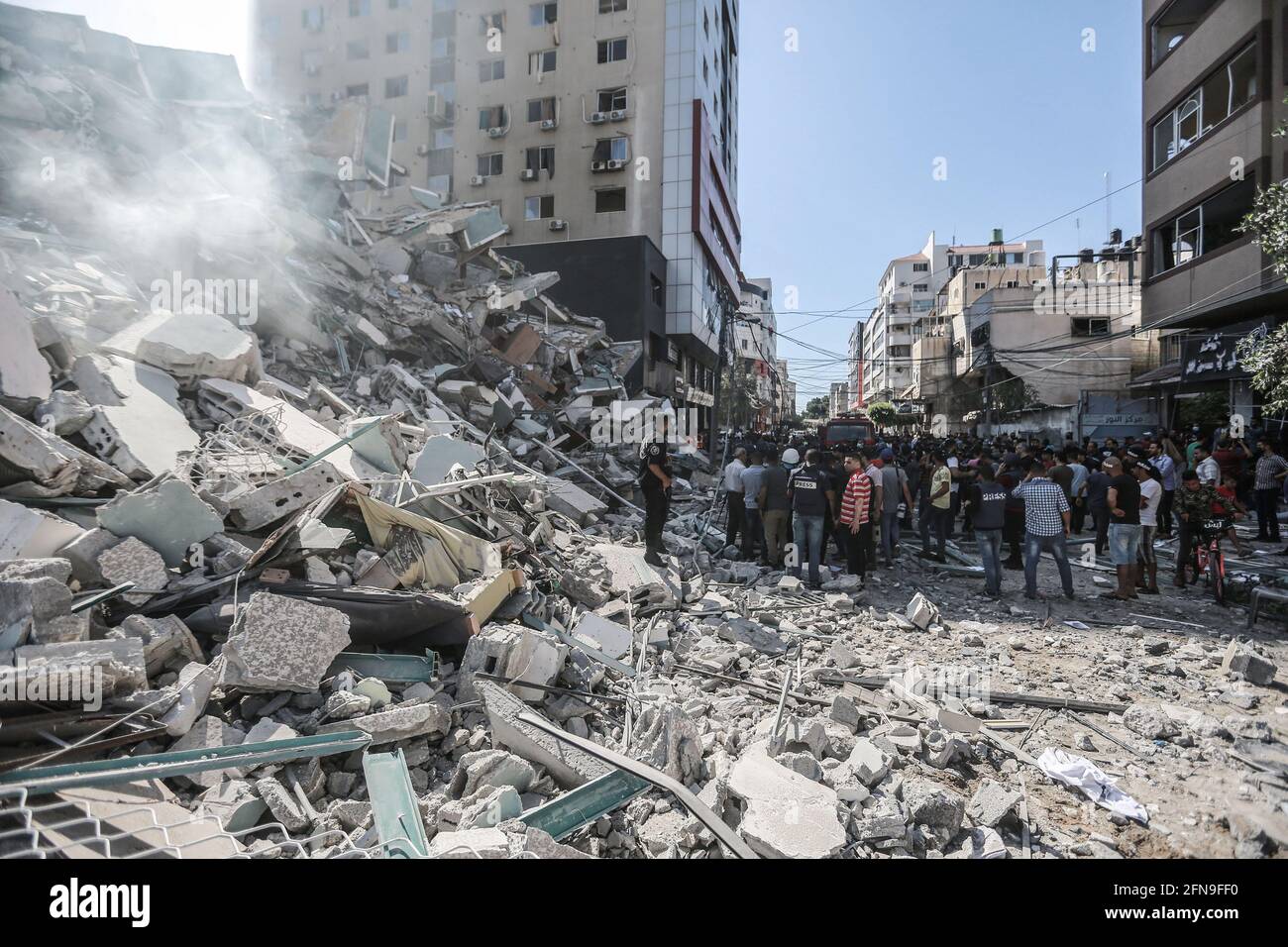 Gaza City Palestinian Territories 14th May 21 Palestinians Inspect The Remains Of Al Jalaa Tower Which Housed Several Media Outlets Including The Associated Press And Al Jazeera After It Was Hit By An