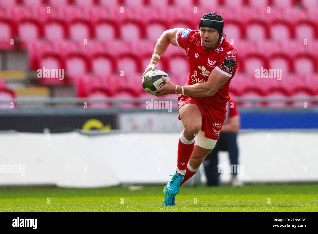 Llanelli, UK. 15 May, 2021. Scarlets fullback Leigh Halfpenny counterattacks during the Scarlets v Cardiff Blues PRO14 Rainbow Cup Rugby Match. Credit: Gruffydd Thomas/Alamy Live News Stock Photo