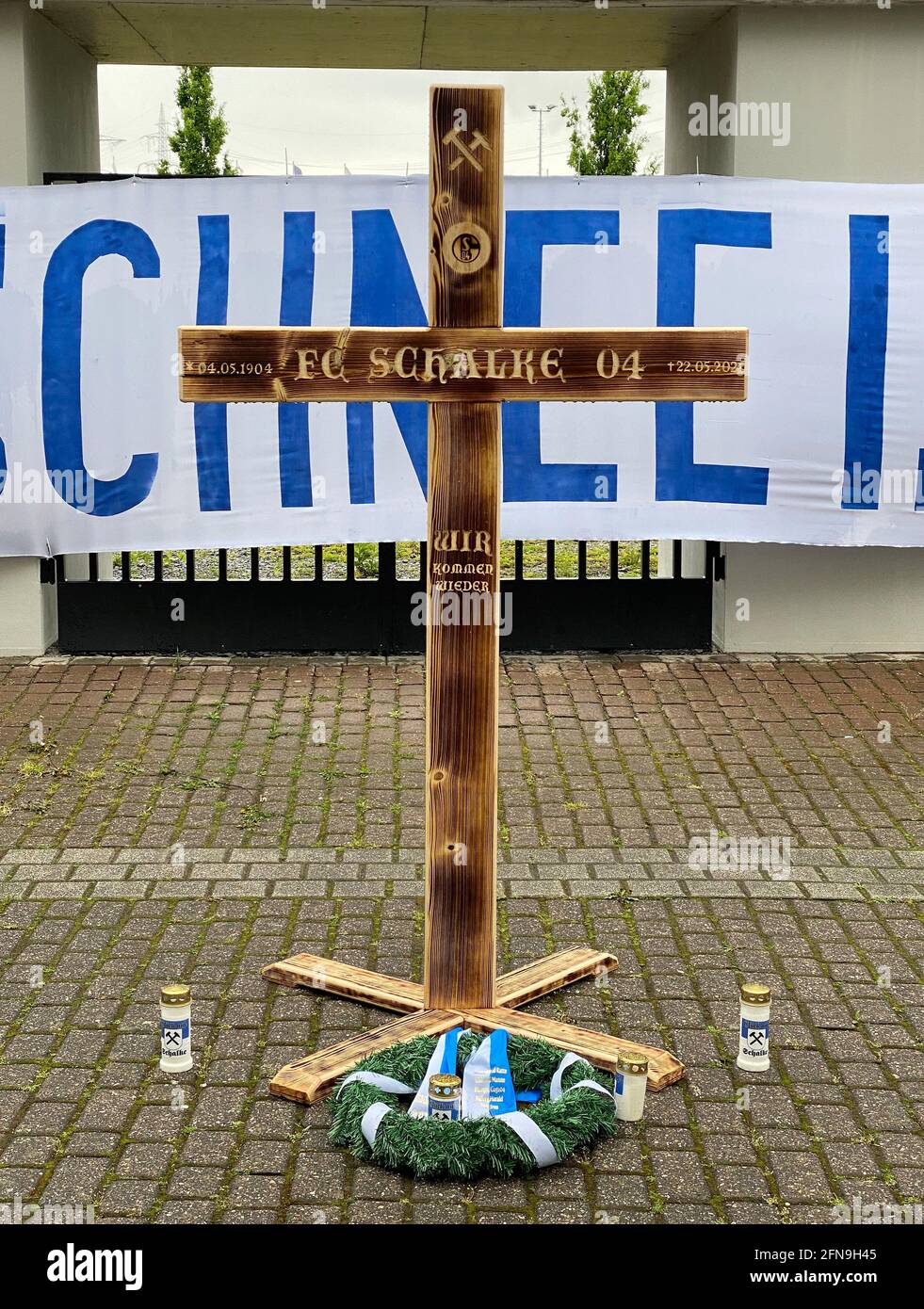 Gelsenkirchen, Deutschland. 15th May, 2021. firo: 15.05.2021, Fuvuball, 1st  Bundesliga, season 2020/2021, FC Schalke 04 - Eintracht Frankfurt 4: 3  Relegation and farewell was taken by the fans on the day of