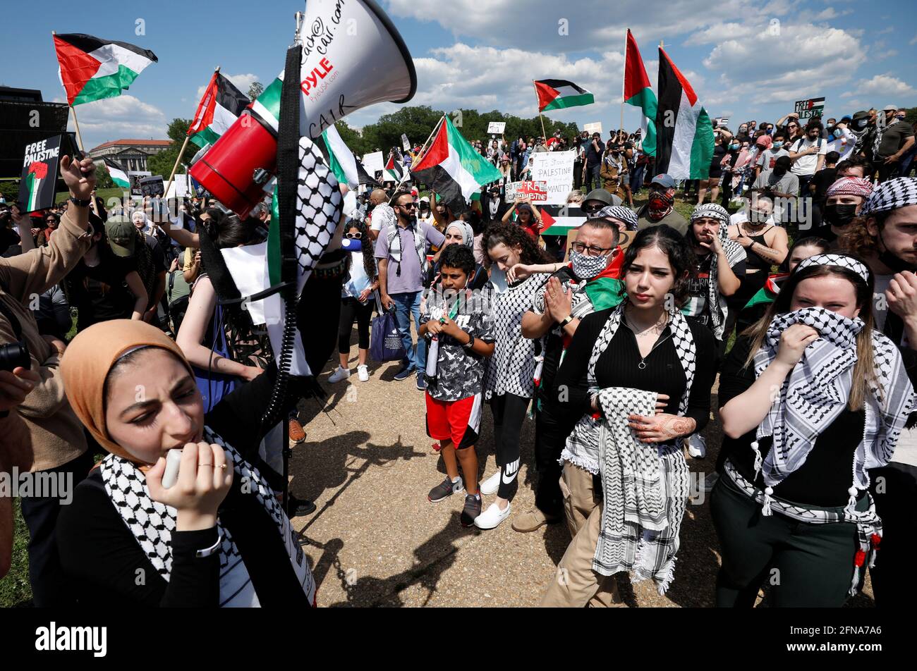 Pro-Palestinian demonstrators protest against the ongoing conflict in Israel and Palestinian territories during a rally at the Washington Monument in Washington, U.S., May 15, 2021. REUTERS/Yuri Gripas Stock Photo