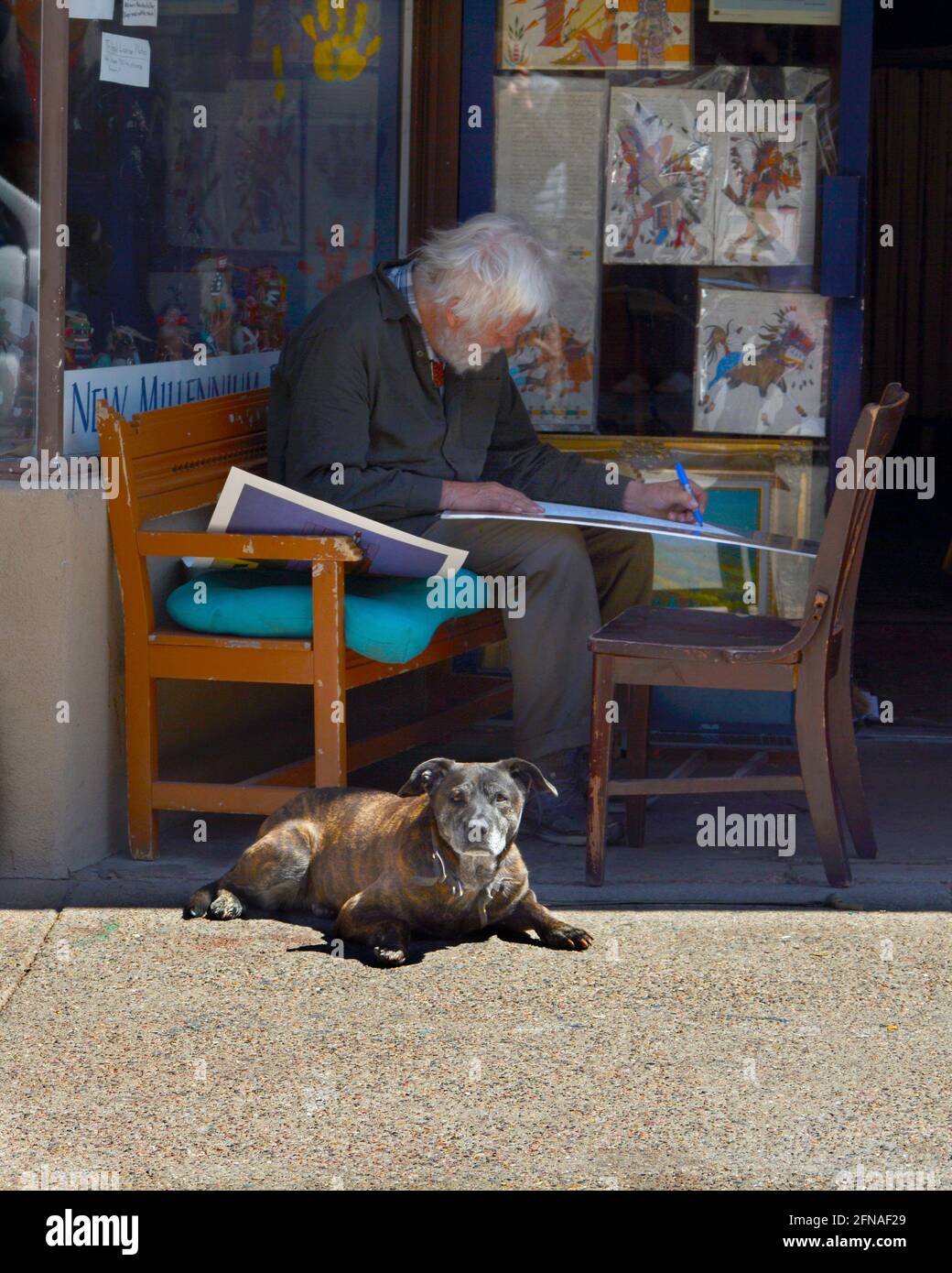Elderly people art gallery hi-res stock photography and images - Alamy