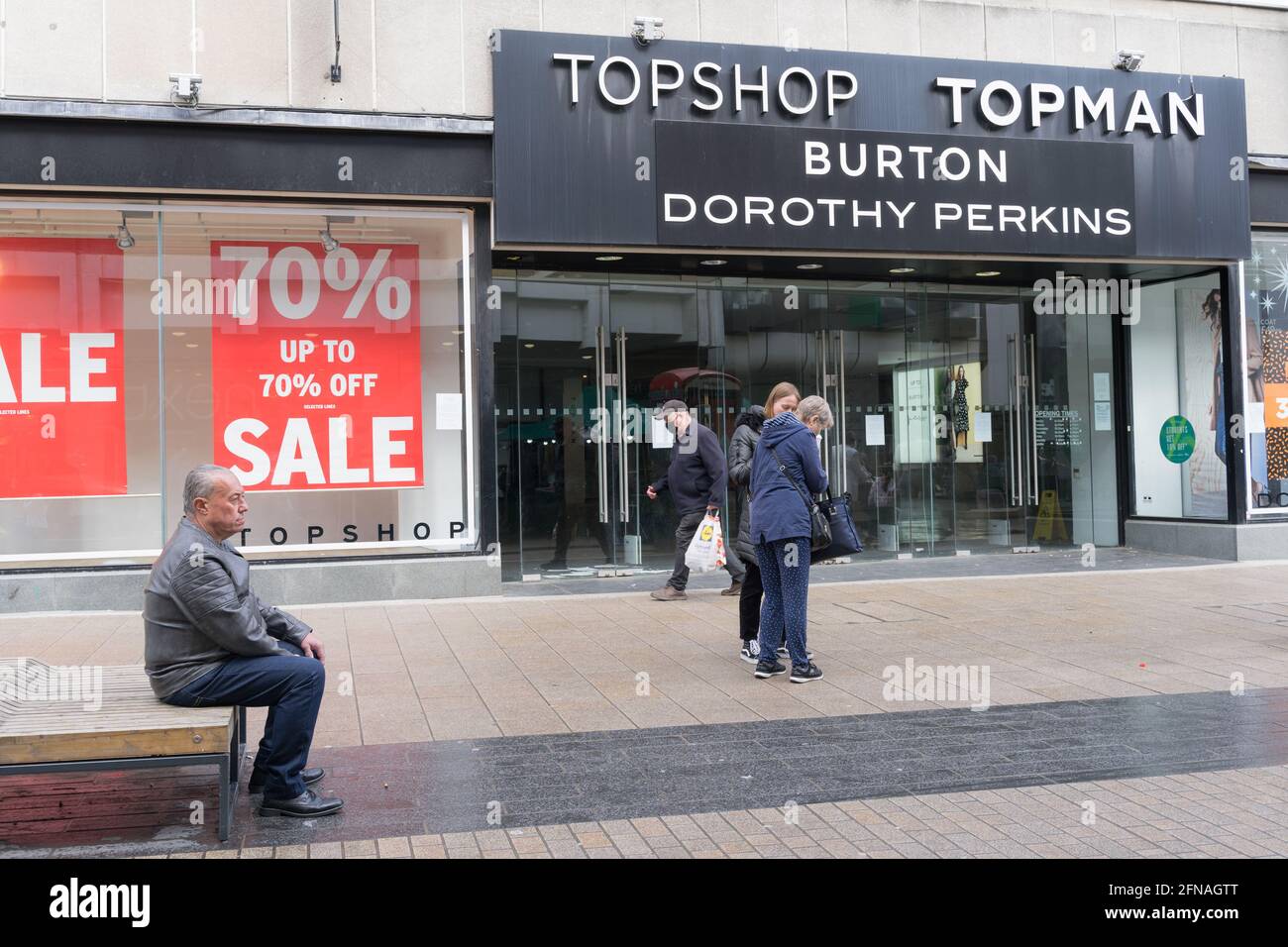 Topshop store hi-res stock photography and images - Page 3 - Alamy