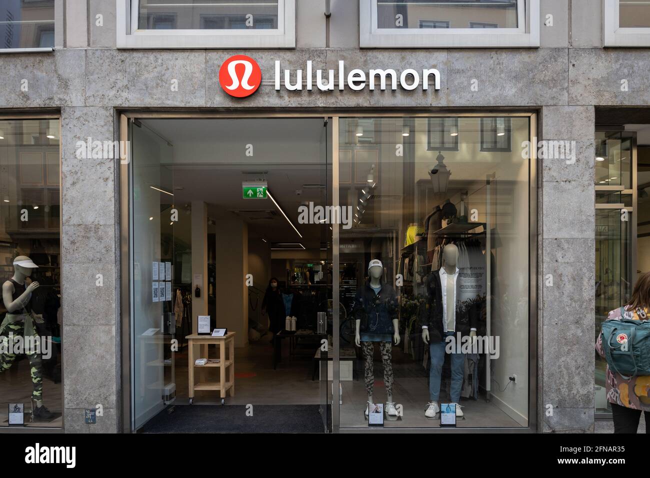 Lululemon Sign High Resolution Stock Photography And Images Alamy