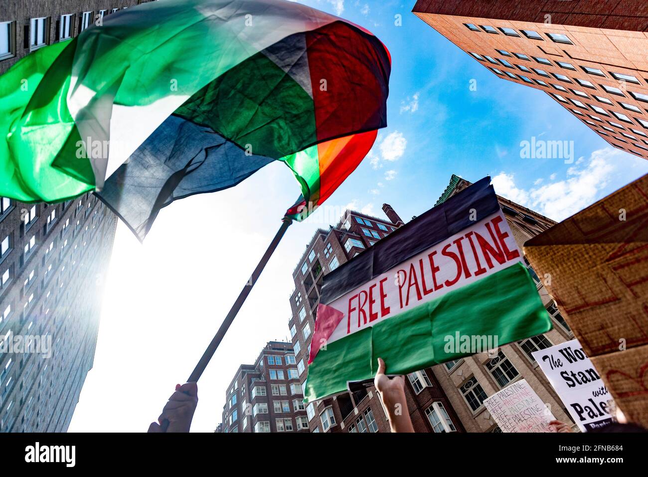 May 15, 2021, Boston, Massachusetts, USA: 'Free Palestine' sign and Palestinian flag during a rally in solidarity with the Palestinian people amid the ongoing conflict with Israel in Boston. Credit: Keiko Hiromi/AFLO/Alamy Live News Stock Photo