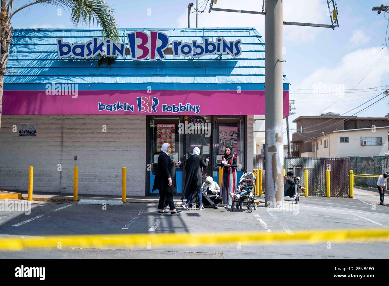 Los Angeles, California, USA. 15th May, 2021. Families stop for 