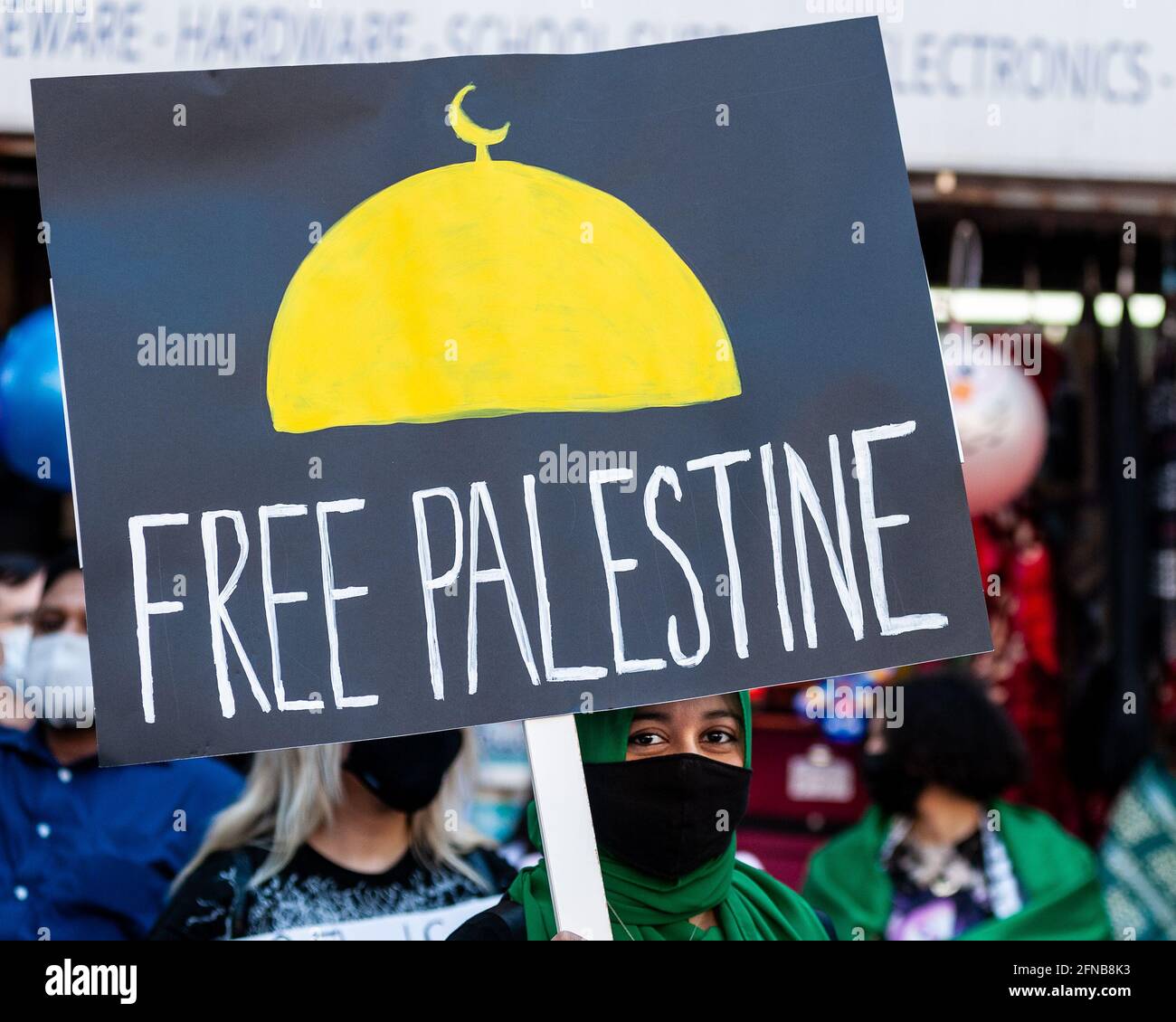 Queens, United States Of America . 15th May, 2021. A young woman holds up a 'Free Palestine' sign at a pro-Palestinian rally in Brooklyn, NY, on May 15, 2021. (Photo by Gabriele Holtermann) Credit: Sipa USA/Alamy Live News Stock Photo