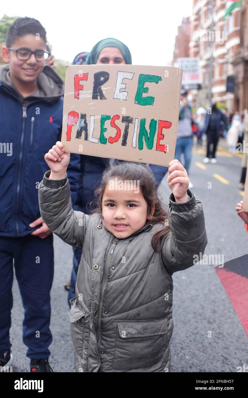 Saturday 15th may kensington high street ,Palestinian community pr the 73 rd anniversary of Nakba ,small girl holds a wish . Stock Photo