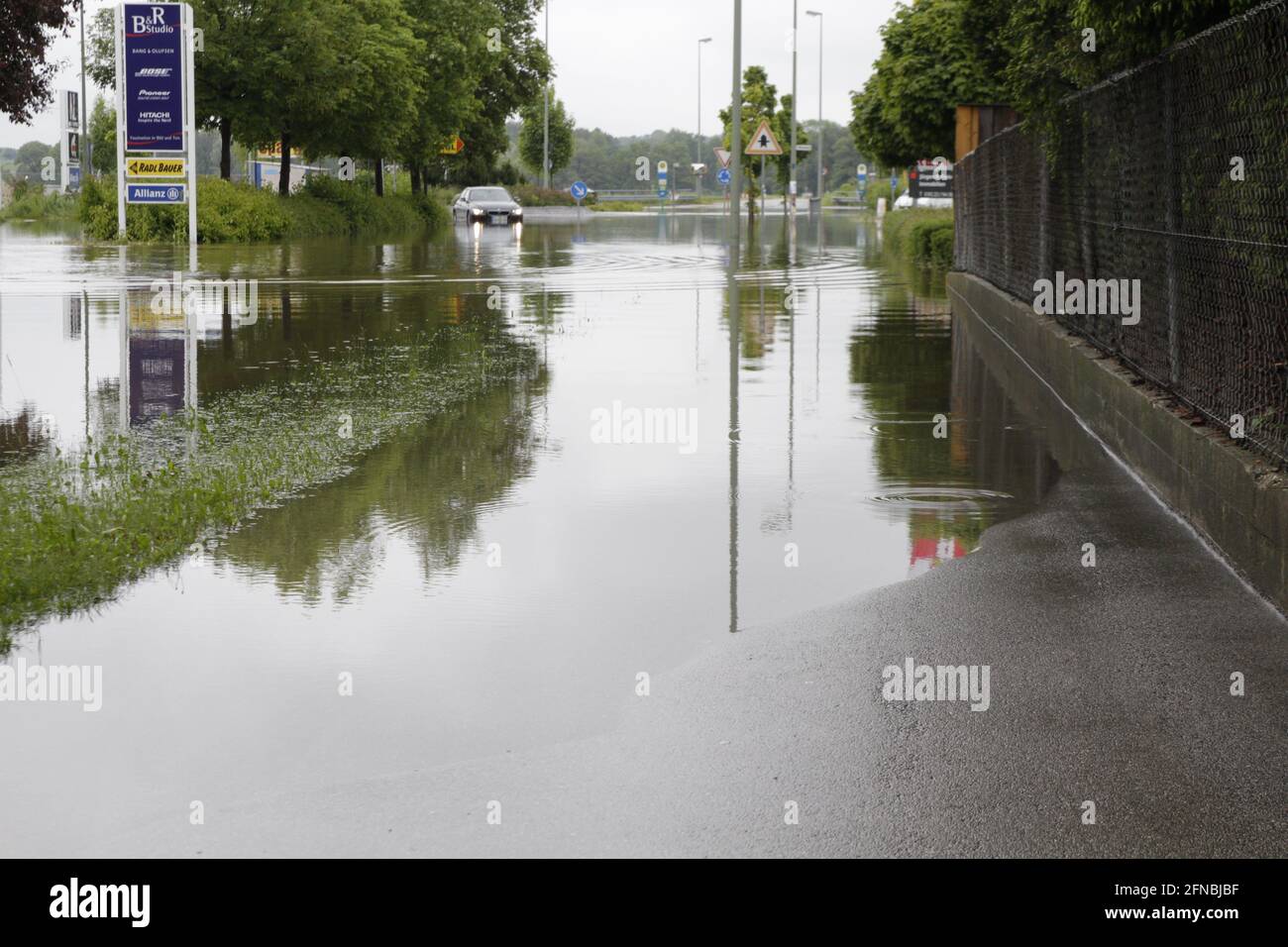 Überschwemmung auf dem Gehweg und auf der Strasse - Hochwasser Stock Photo