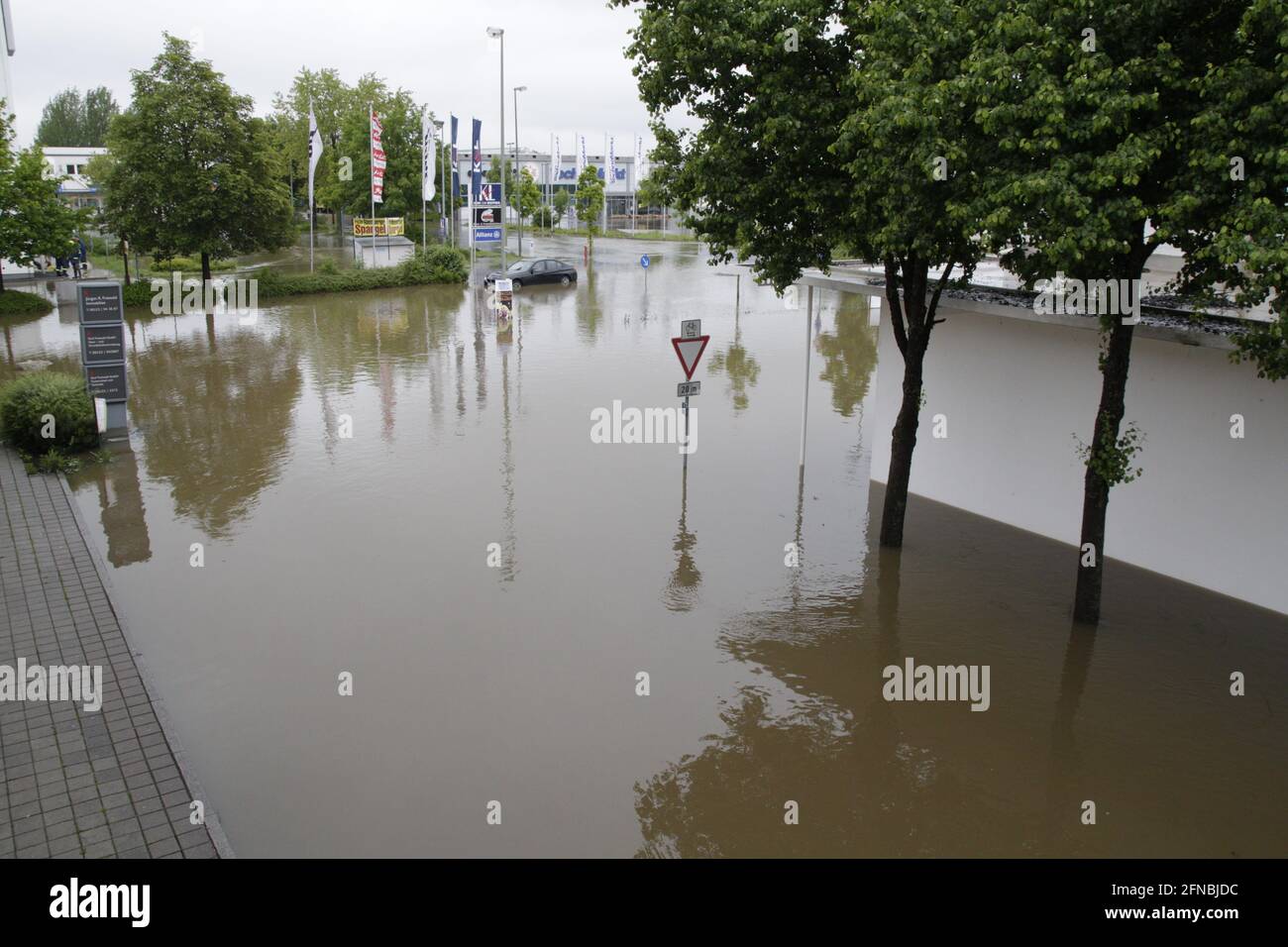 Hochwasser mitten im Gewerbegebiet Stock Photo