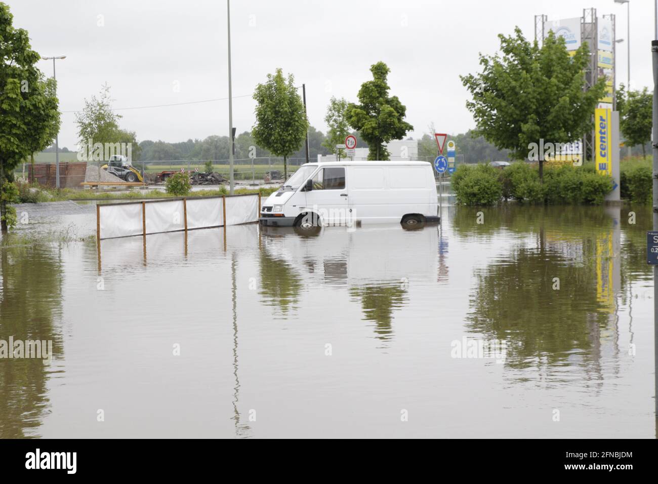 Ein Transporter bei Überschwemmung auf einem Parkplatz Hochwasser bis über die Reifen Stock Photo
