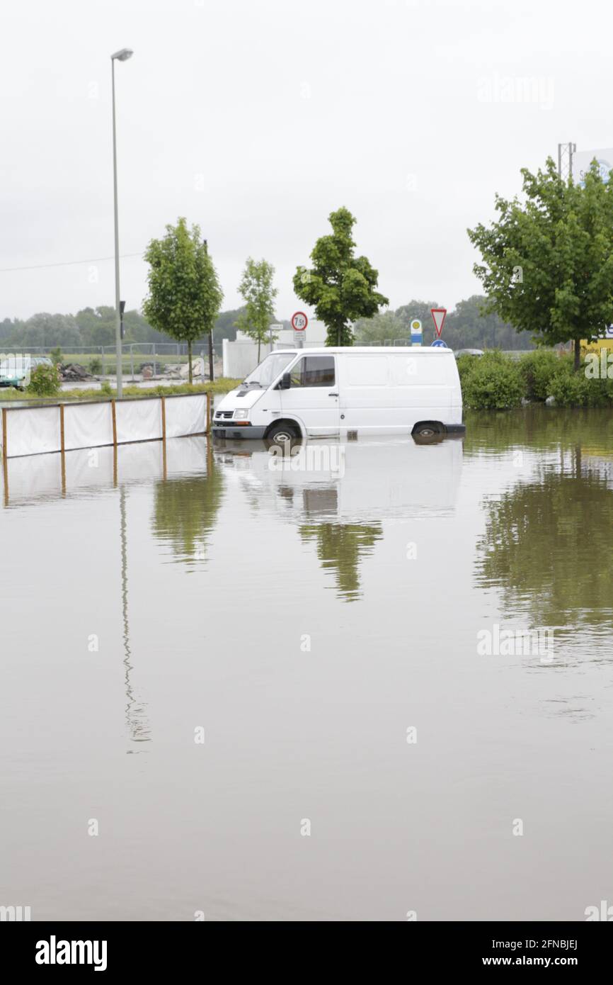 Lieferfahrzeug Transporter steht auf einem Parkplatz bei Hochwasser Stock Photo