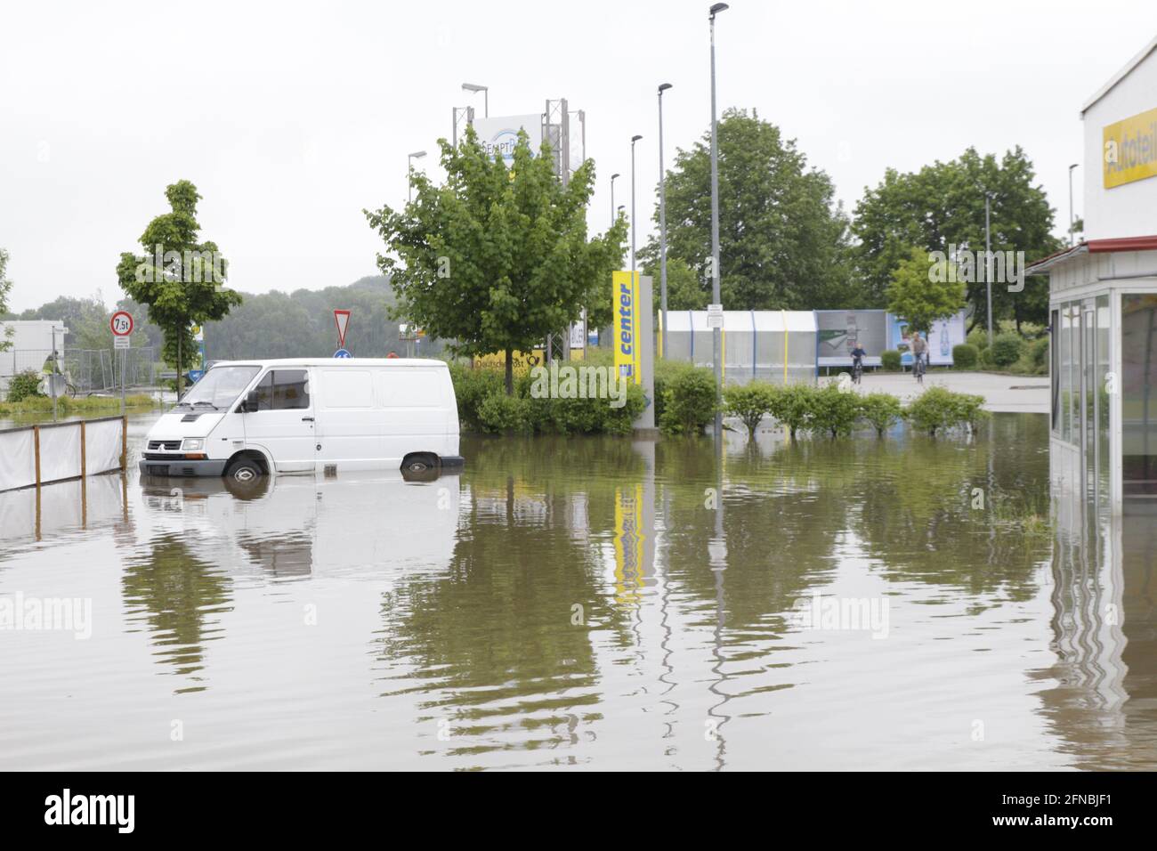 Transporter bei Hochwasser auf einem Parkplatz - Naturgewalt, stark Regen - unter Wasser Stock Photo