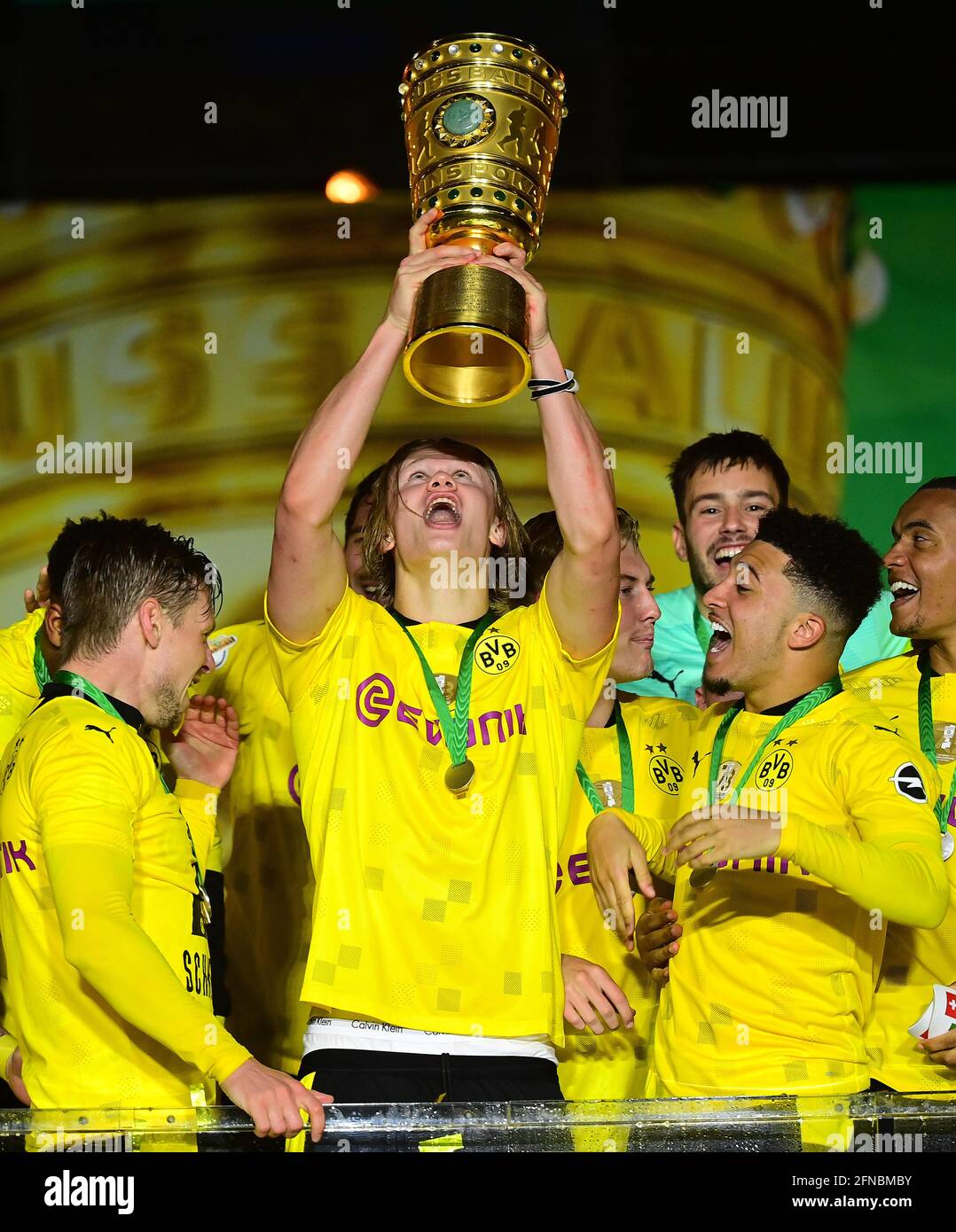Erling HAALAND (DO) with cup, trophy, award ceremony. jubilation, joy,  enthusiasm team photo, team, team, team photo. 78th DFB Cup Final, RB  Leipzig (L) - Borussia Dortmund (DO) 1-4, in the Olympic