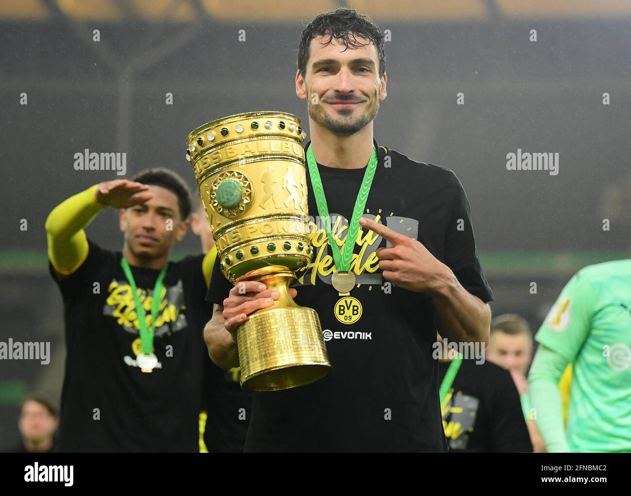 Mats HUMMELS (Borussia Dortmund) with cup, trophy, jubilation, joy,  enthusiasm, award ceremony. 78th DFB Cup Final, RB Leipzig (L) - Borussia  Dortmund (DO) 1-4, in the Olympic Stadium in Berlin/Germany on May