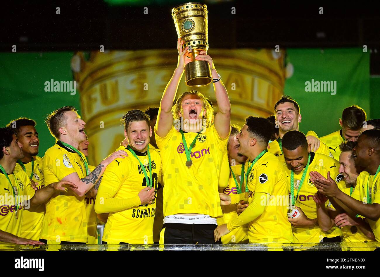 Team photo, team, team, team photo - Erling HAALAND (DO) with cup, cup,  trophy, jubilation, joy, enthusiasm, award ceremony. 78th DFB Cup Final, RB  Leipzig (L) - Borussia Dortmund (DO) 1-4, in