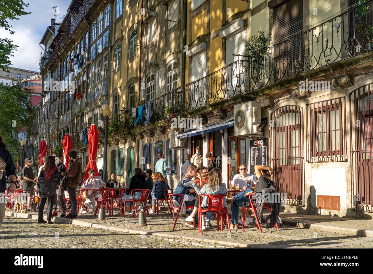 Strassen Cafe und Bar in der historischen Altstadt in Porto, Portugal, Europa   |  Street Cafe and Bar at the historic old town  in Porto, Portugal, E Stock Photo