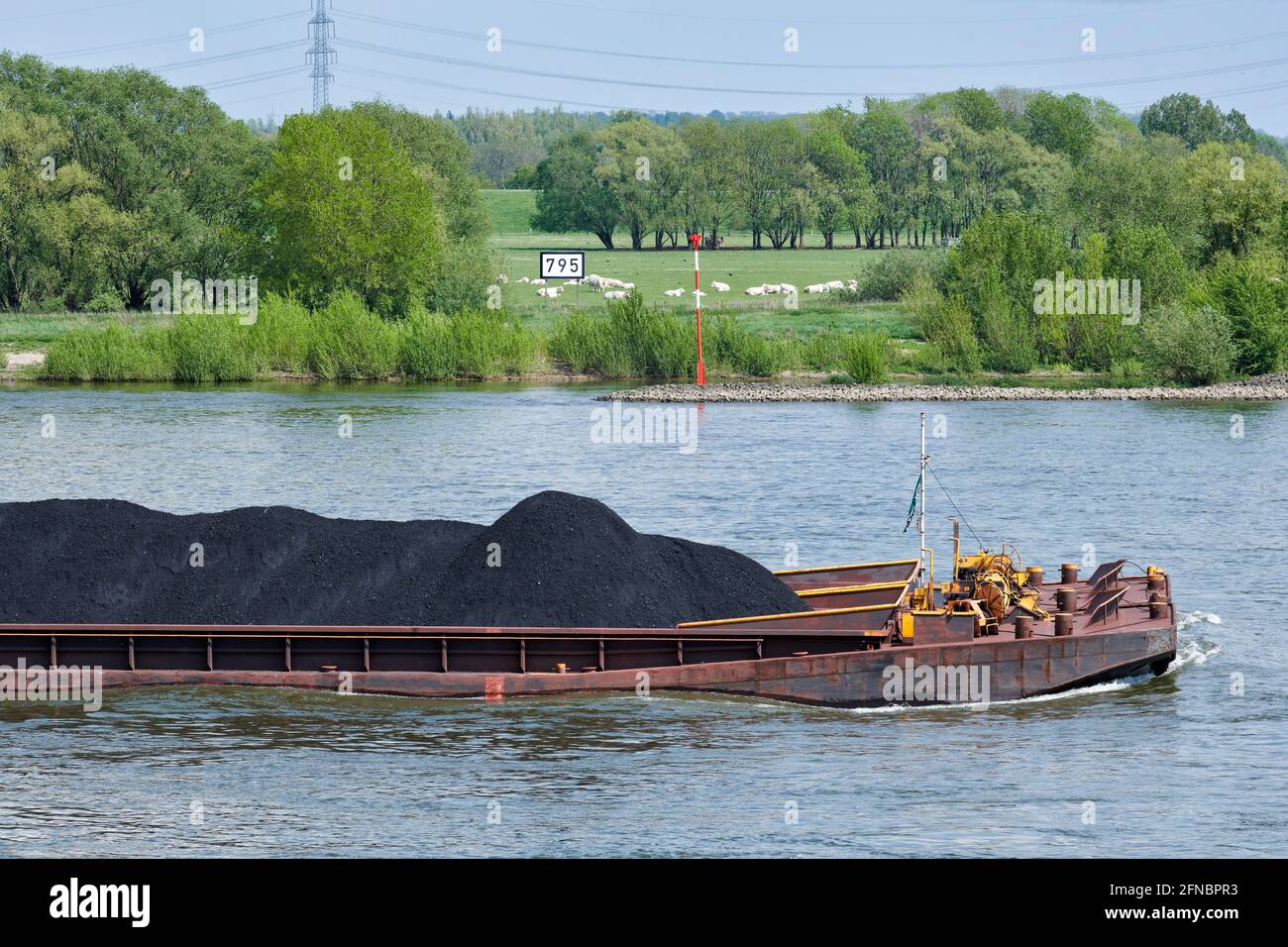 Auf dem Rhein wird Kohle auf Binnenschiffe geladen und Richtung Süden verschifft. Stock Photo