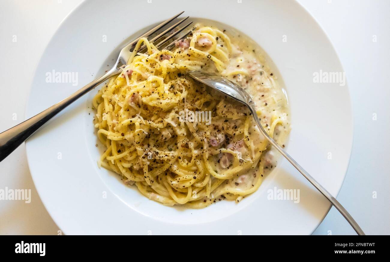 Spaghetti carbonara made with cream Stock Photo Alamy