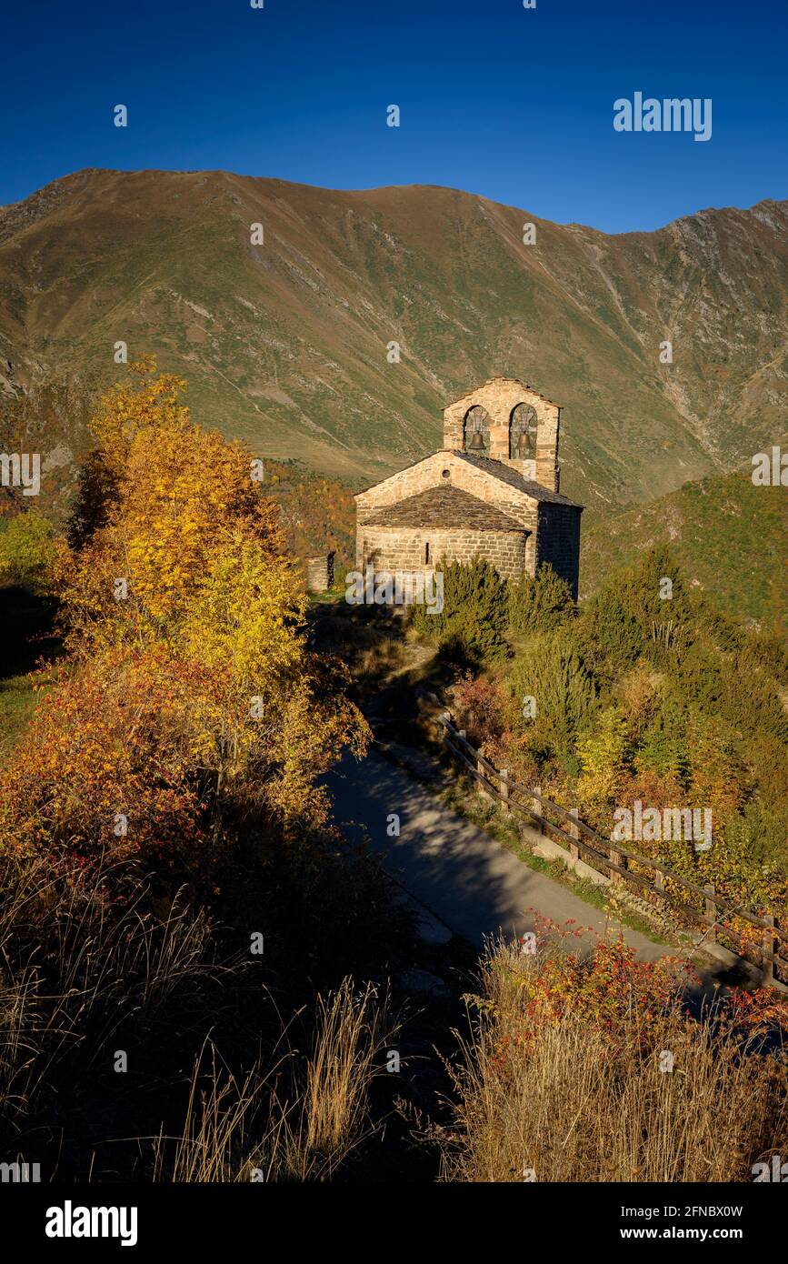 Sant Quirc de Durro Hermitage in an autumn morning (Boí Valley, Catalonia, Spain, Pyrenees) ESP: Ermita de Sant Quirc de Durro una mañana de otoño Stock Photo