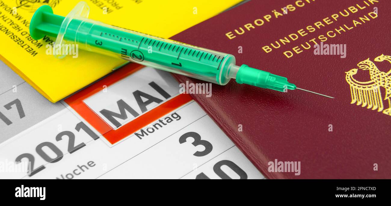 Deutscher Reisepass und Impfung mit Impfpass Mai 2021 Stock Photo