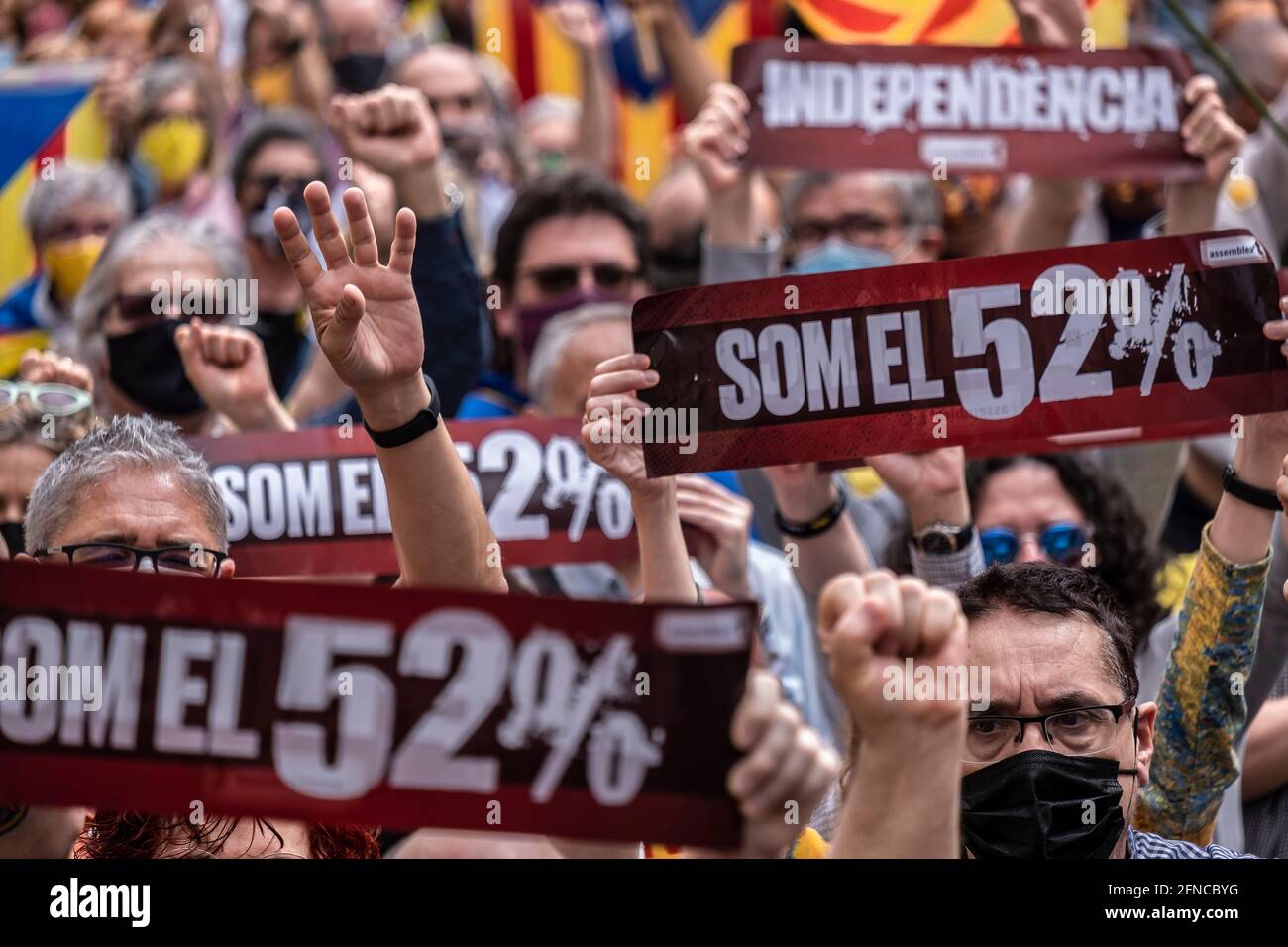Barcelona, Spain. 16th May, 2021. Protesters are seen holding placards reading 'We are 52%' in Plaza de Sant Jaume.Summoned by the independence organization, Assemblea Nacional Catalana (ANC), hundreds of protesters gathered in Plaza Sant Jaume to demand a government agreement between the pro-independence political forces that represents 52% of the voters. Credit: SOPA Images Limited/Alamy Live News Stock Photo