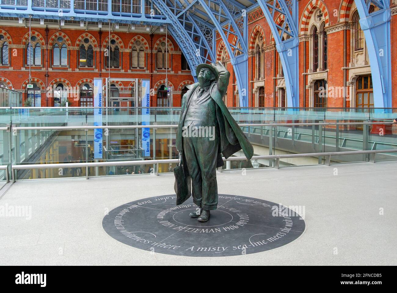 Sir John Betjeman Statue, St.Pancras International Station, Euston Road, London Borough of Camden , Greater London, England, United Kingdom Stock Photo