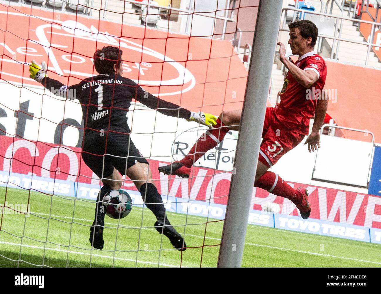 Duesseldorf, Germany. 16th May, 2021. Football: 2. Bundesliga, Fortuna Düsseldorf - Erzgebirge Aue, 33. matchday at Merkus Spiel-Arena: Düsseldorf's midfielder Marcel Sobottka (r) scores against Aue's goalkeeper Martin Männel to make it 2:0. Credit: Bernd Thissen/dpa - IMPORTANT NOTE: In accordance with the regulations of the DFL Deutsche Fußball Liga and/or the DFB Deutscher Fußball-Bund, it is prohibited to use or have used photographs taken in the stadium and/or of the match in the form of sequence pictures and/or video-like photo series./dpa/Alamy Live News Stock Photo