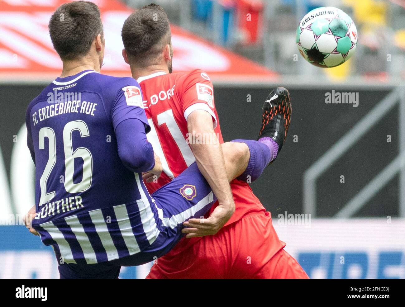 Duesseldorf, Germany. 16th May, 2021. Football: 2. Bundesliga, Fortuna Düsseldorf - Erzgebirge Aue, 33. matchday at Merkus Spiel-Arena: Düsseldorf's striker Kenan Karaman (r) and Aue's defender Sören Gonther. Credit: Bernd Thissen/dpa - IMPORTANT NOTE: In accordance with the regulations of the DFL Deutsche Fußball Liga and/or the DFB Deutscher Fußball-Bund, it is prohibited to use or have used photographs taken in the stadium and/or of the match in the form of sequence pictures and/or video-like photo series./dpa/Alamy Live News Stock Photo