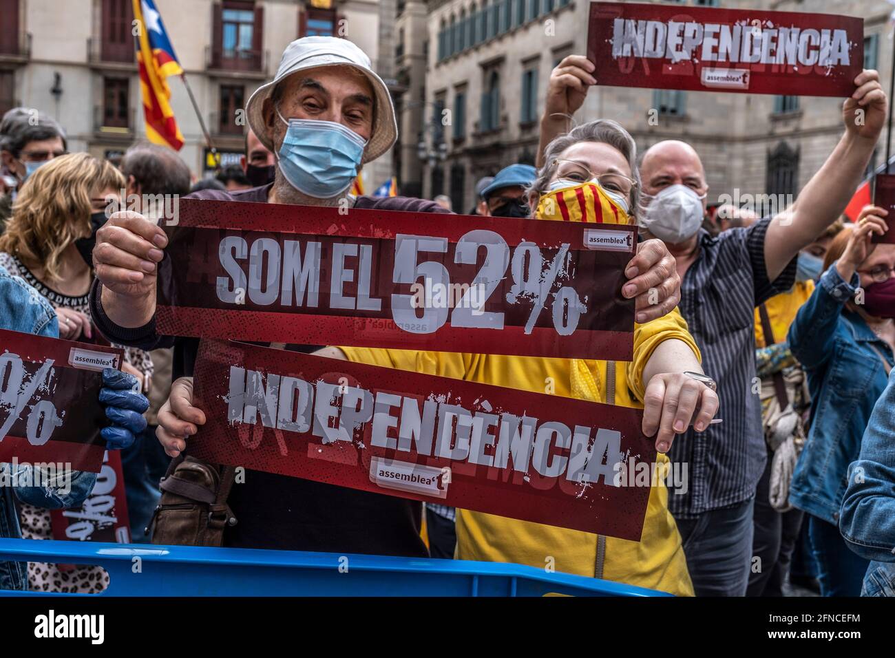 Barcelona, Spain. 16th May, 2021. Protesters are seen holding placards reading 'We are 52%' in Plaza de Sant Jaume.Summoned by the independence organization, Assemblea Nacional Catalana (ANC), hundreds of protesters gathered in Plaza Sant Jaume to demand a government agreement between the pro-independence political forces that represents 52% of the voters. (Photo by Paco Freire/SOPA Images/Sipa USA) Credit: Sipa USA/Alamy Live News Stock Photo