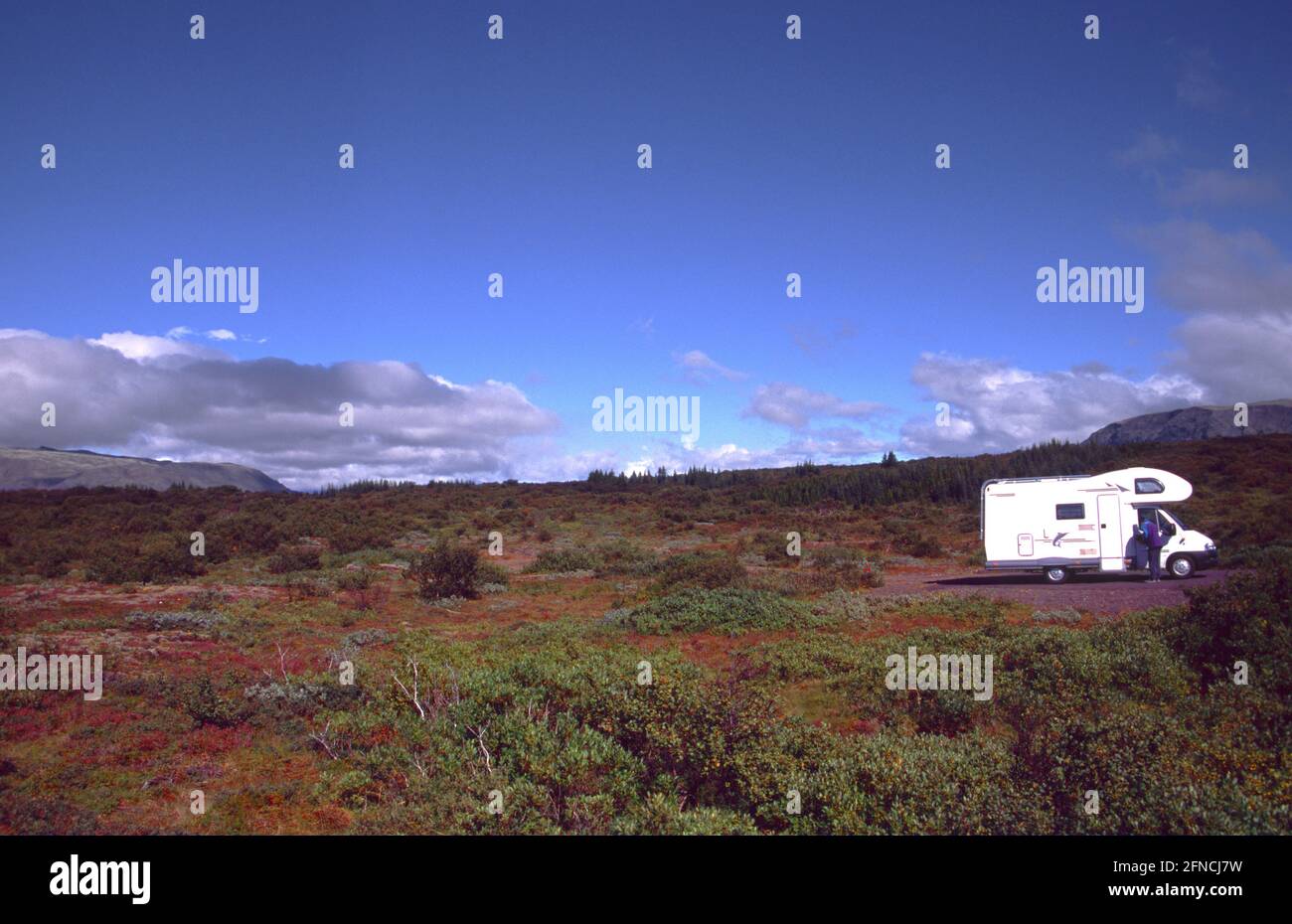 mit einem gemieteten Reisemobil in der Ebene bei Thingvellir, Island  * with a rented Motorhome in the plains near Thingvelir, Iceland Stock Photo