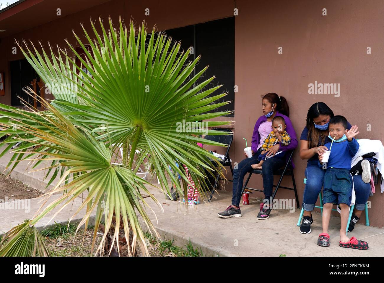 Laredo, United States. 15th May, 2021. Migrant families are seen at the holding center. Holding Community Service provides shelter, food and Covid testing upon arrival of migrant families to the center. According to unofficial estimates approximately 200,000 migrants have crossed into the United States along the southern border since February 2021. Credit: SOPA Images Limited/Alamy Live News Stock Photo