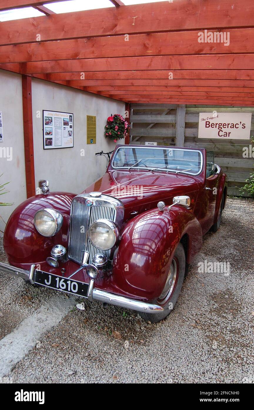 Groet Begrijpen Notitie Detective Bergerac red sports car Jersey maroon parked under canopy  historic filmed in jersey TV film shinny lights and bumper Stock Photo -  Alamy