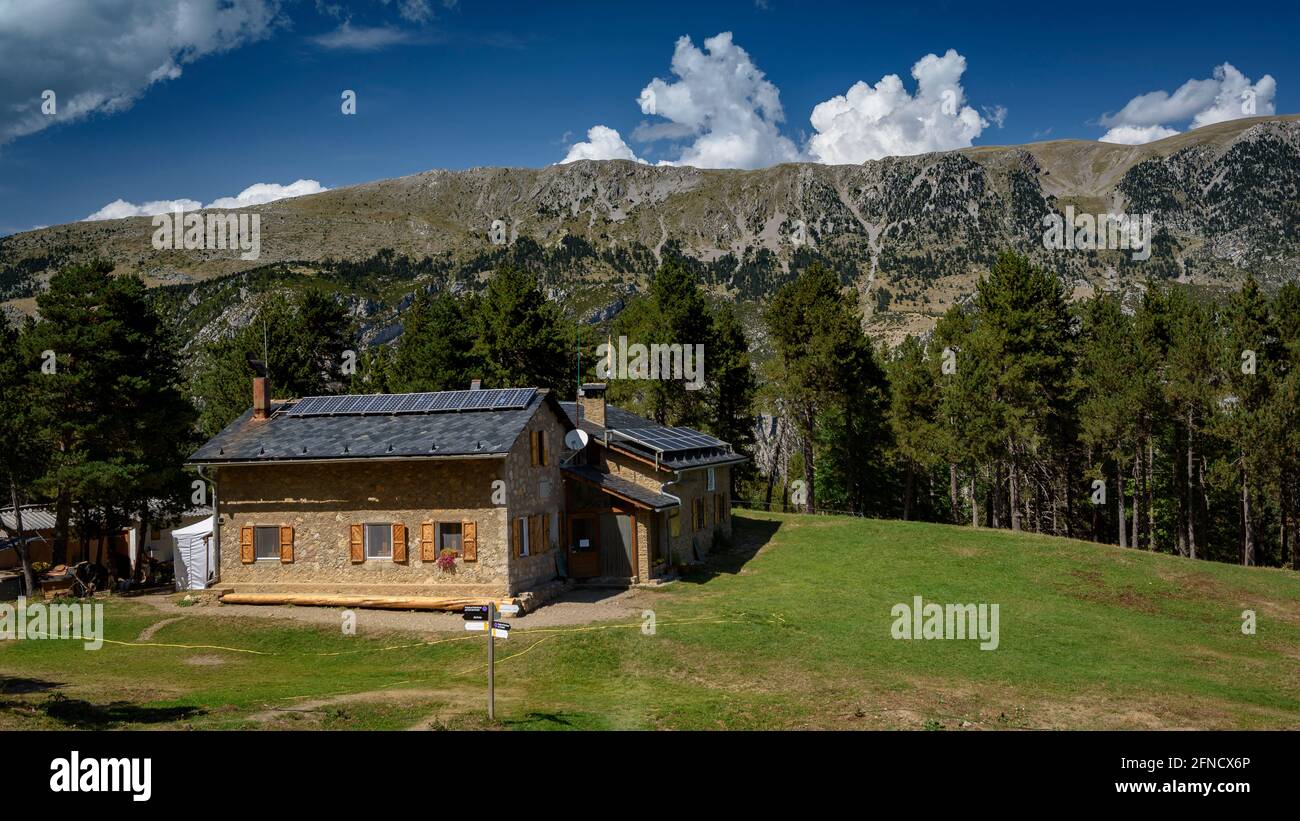 Lluís Estasen mountain hut and the Cadí south face in summer (Barcelona province, Catalonia, Spain, Pyrenees) Stock Photo