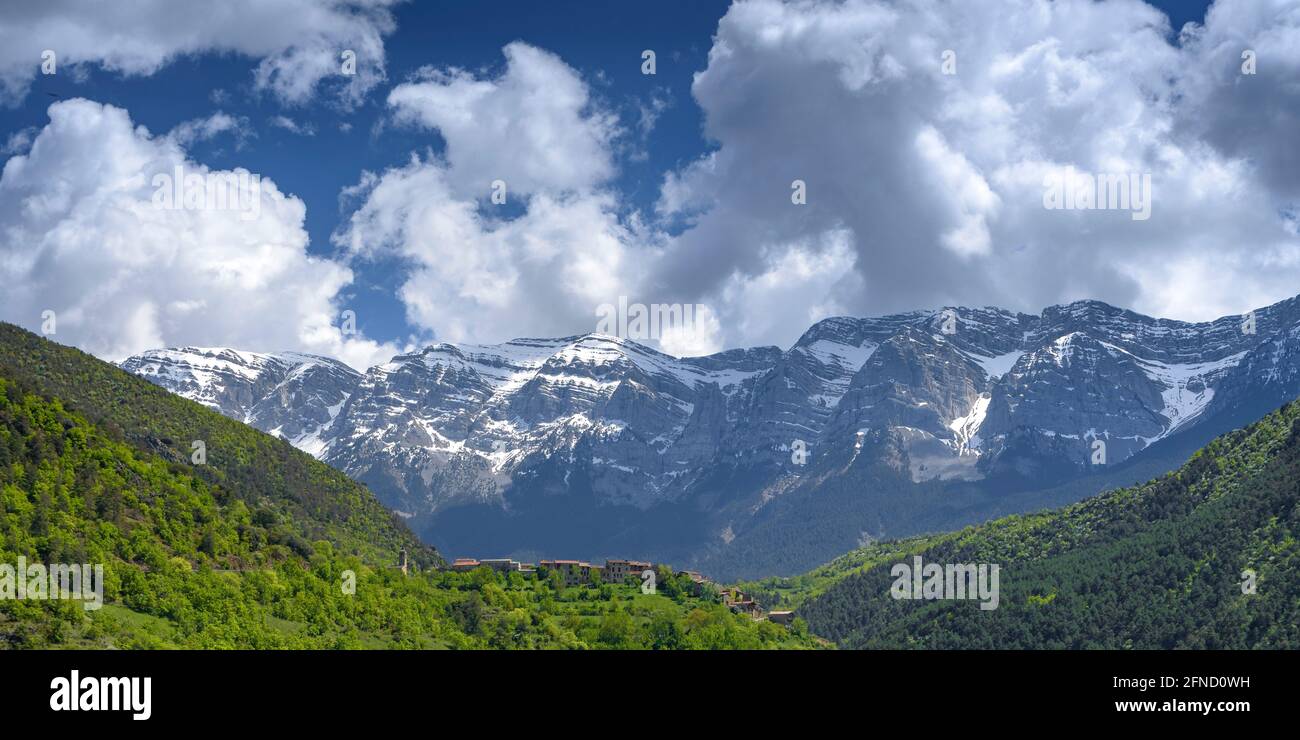 Serra de Cadí and the village of Arsèguel in the foreground, on a spring afternoon (Alt Urgell, Catalonia, Spain, Pyrenees) Stock Photo
