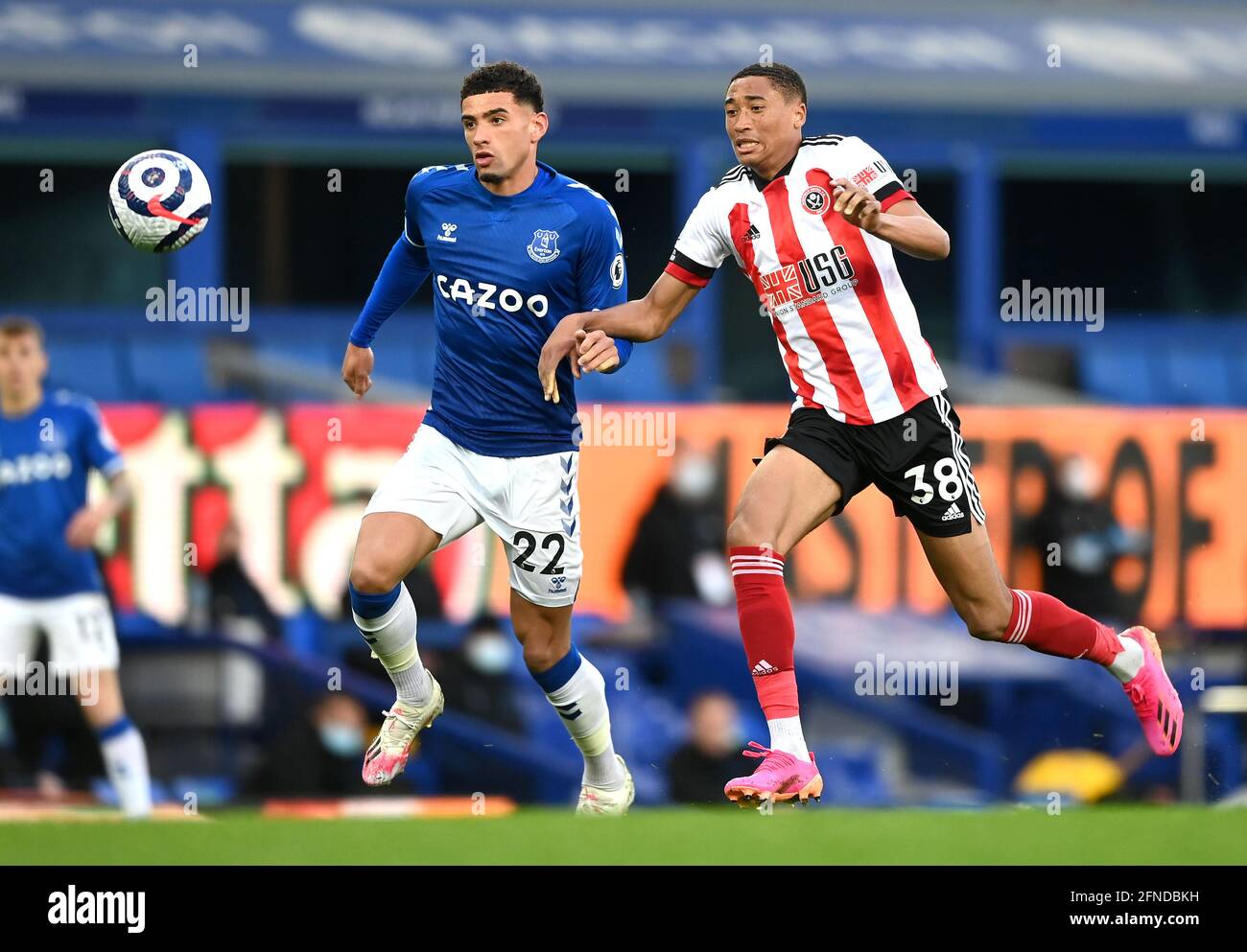 Everton's Ben Godfrey (left) and Sheffield United's Daniel Jebbison battle for the ball during the Premier League match at Goodison Park, Liverpool. Picture date: Sunday May 16, 2021. Stock Photo