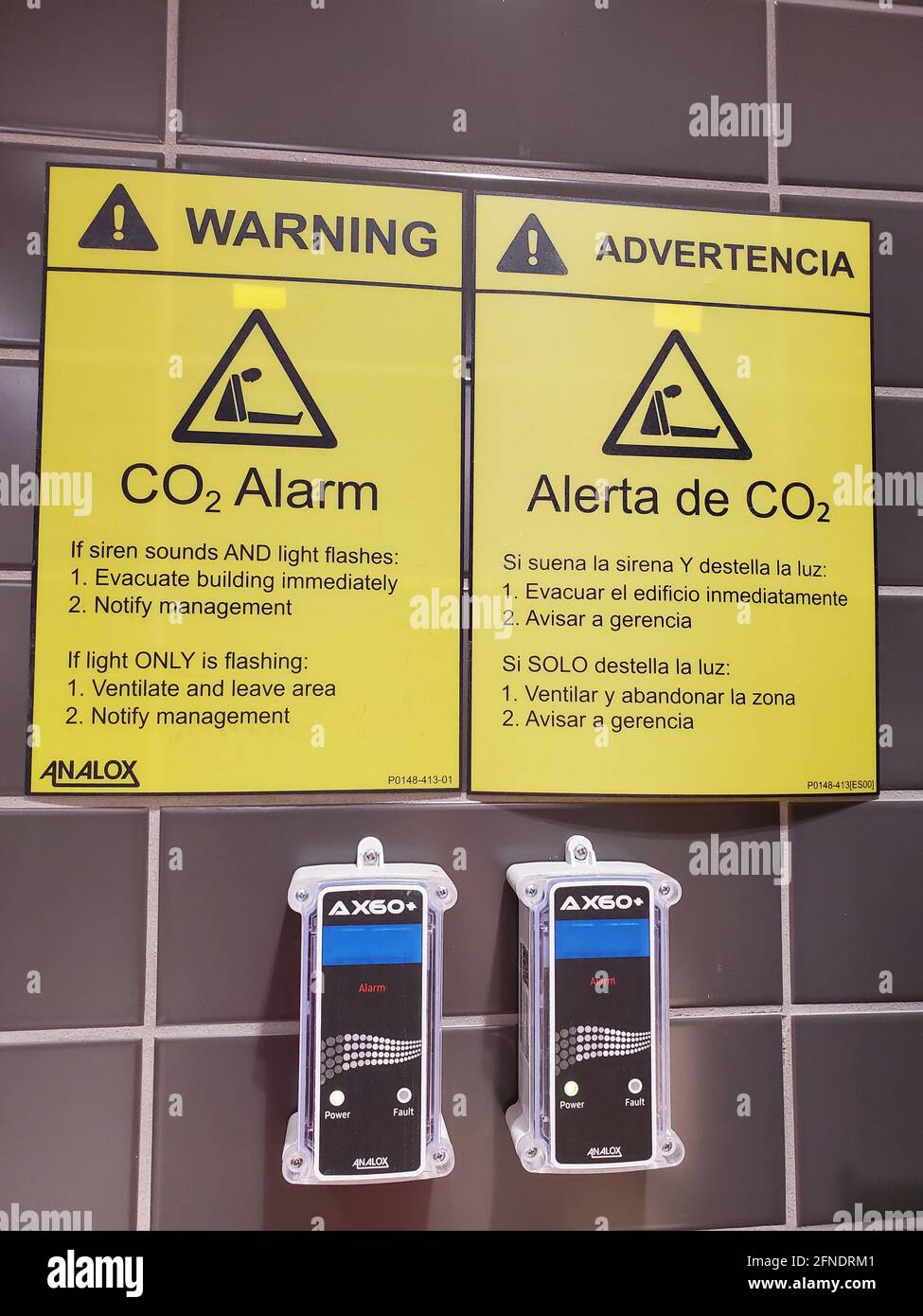 Warning signs in english spanish hires stock photography and images