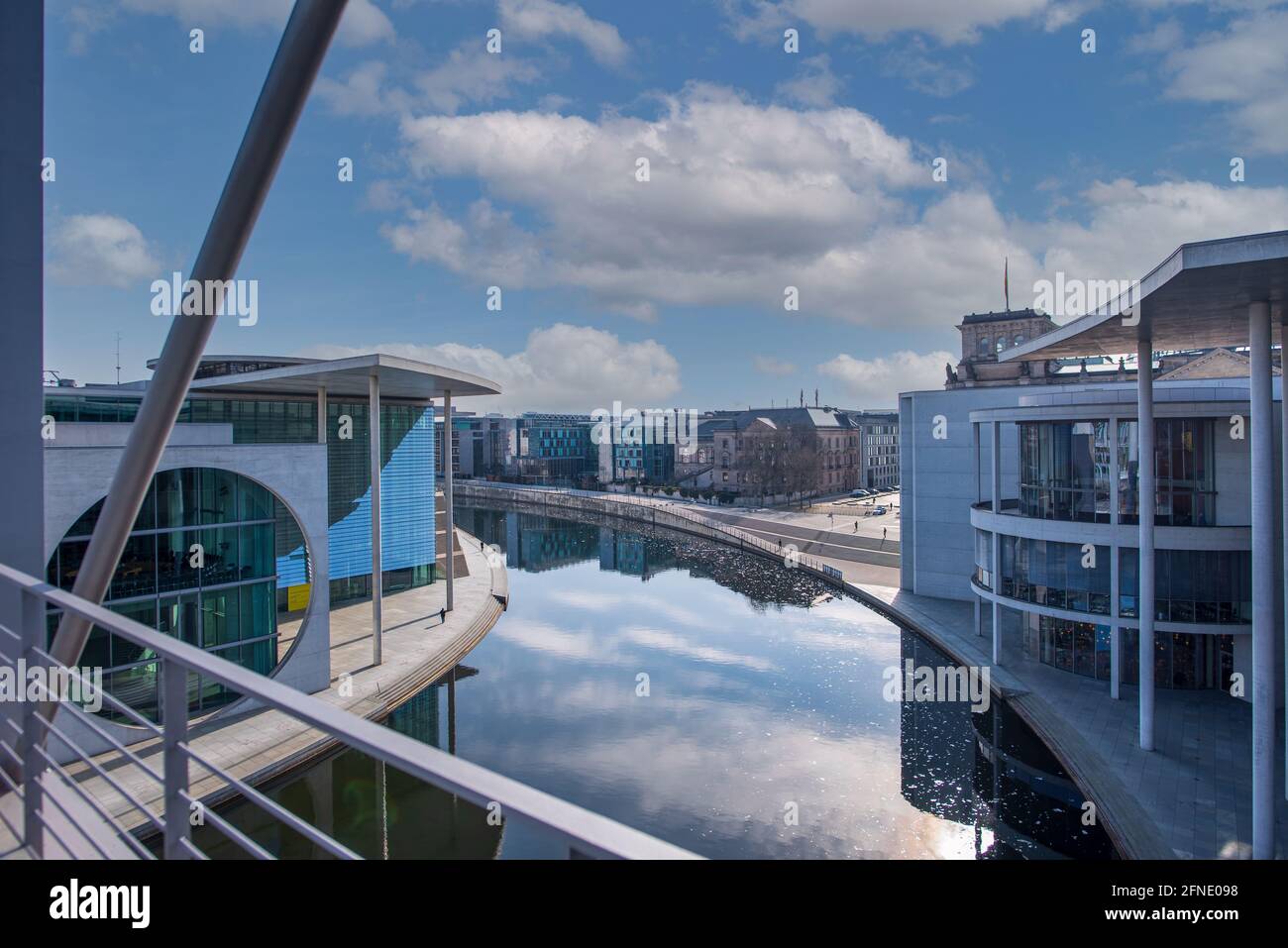 River spree between Paul Loebe Building and  marie lueders building Stock Photo