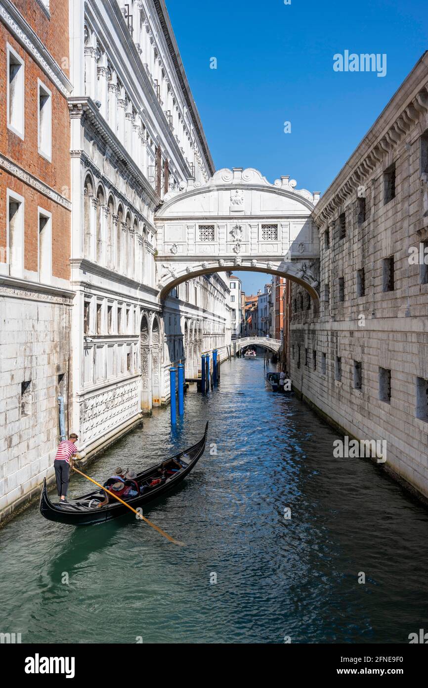 Bridge of Sighs, Gondola Rides in Canal Rio di Palazzo, Venice, Veneto, Italy Stock Photo