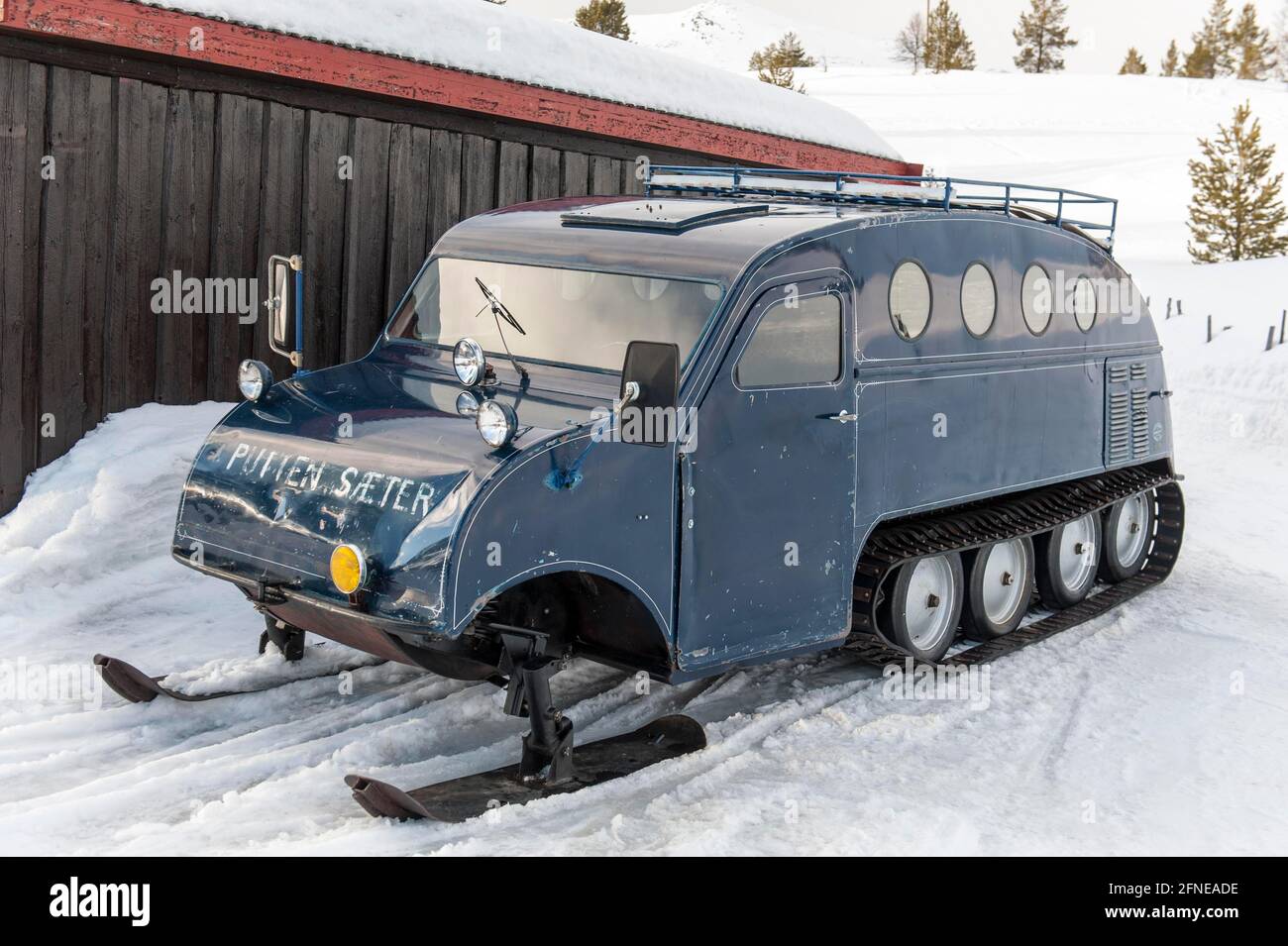 Oldtimer, Auto Neige, Bombardier snowmobile B12 with skis and chains in  winter in the snow, Putten Seter, Laargard, Hovringen, Hoevringen Stock  Photo - Alamy