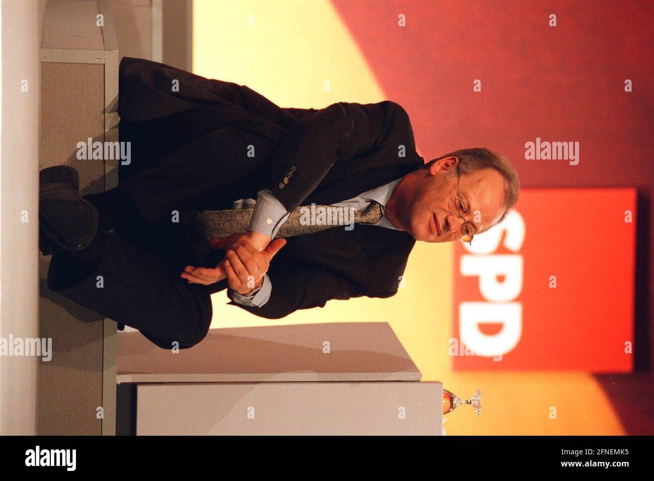 08 DEC 1999, BERLIN/GERMANY: Rudolf Scharping, SPD Vice Chairman, sits on a heel on the podium late at night, SPD Federal Party Congress, Hotel Estrell Rudolf Scharping, Fed. Minister of Defense and SPD Vice Chairman, during the Federal Party Congress of the Social Democratic Party IMAGE: 19991208-01/11-31 [automated translation] Stock Photo