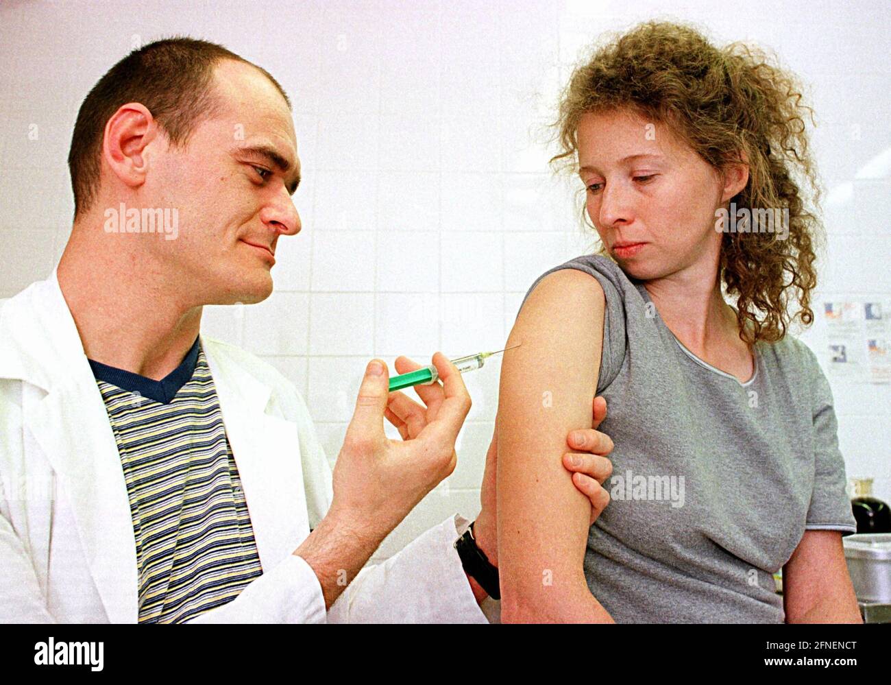 High time for the flu inoculation - frightened by the recent message over the dangers of new and possibly more dangerous flu viruses, the readiness for the preventive flu inoculation might have grown with many Federal citizens in the last weeks. Although this prophylactic measure by no means offers one hundred percent protection, it is nevertheless strongly recommended by numerous doctors, especially for risk groups. However, timing is also important here - the protective effect of the administered serum can only develop in the body about two weeks after the vaccination. (508 characters) Stock Photo