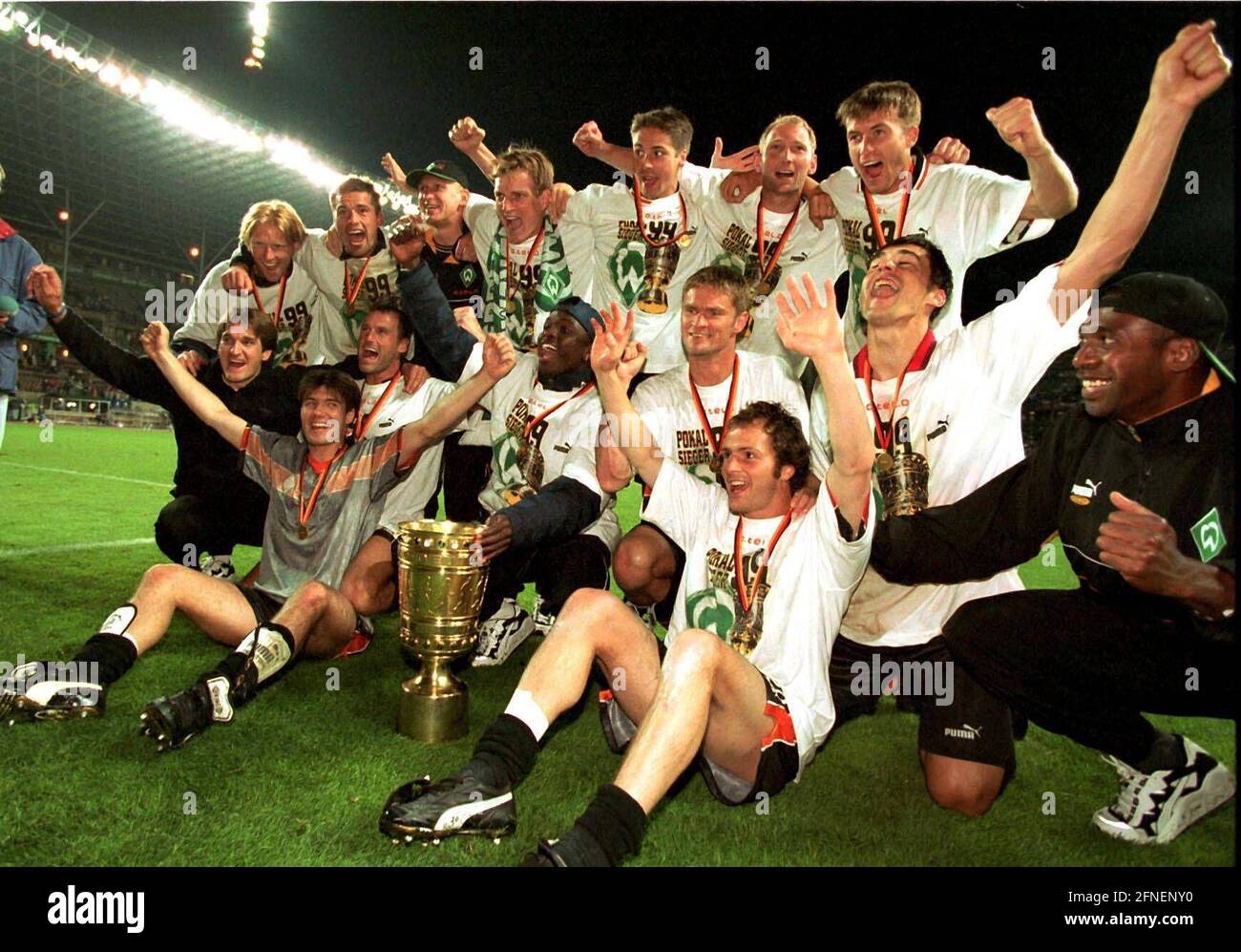 DFB Cup Final SV Werder Bremen-FC Bayern Muenchen 5:4 n.E. The Werder  Bremen team with the DFB Cup. [automated translation] Stock Photo - Alamy