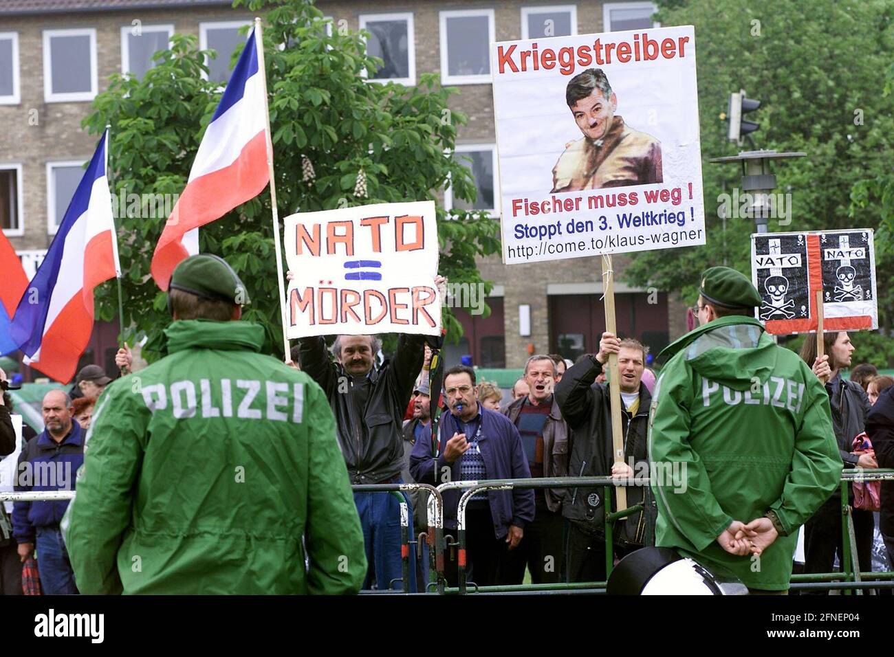 (13.05.1999) Bielefeld, Serbs demonstrate against the Nato air attacks and against Foreign Minister Joschka Fischer before the special party conference of Bündnis 90/Die Grünen in Bielefeld. The Greens discuss the Nato intervention at their party conference in the Seidenstickerhalle. [automated translation] Stock Photo