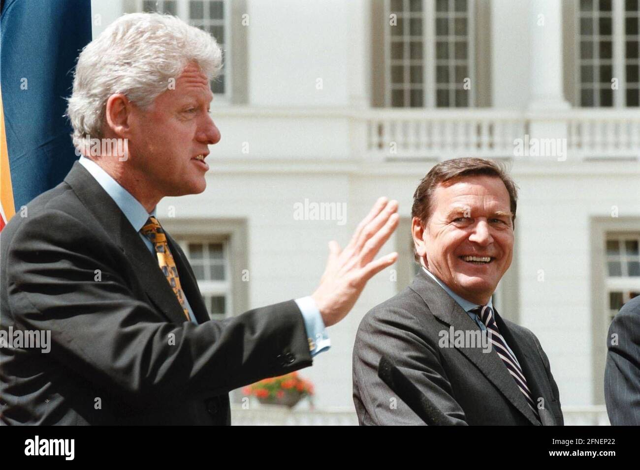 Bill Clinton, President USA and Chancellor Gerhard Schröder during a press conference on the United States-European Union summit in the garden of the Federal Chancellery in Bonn. [automated translation] Stock Photo