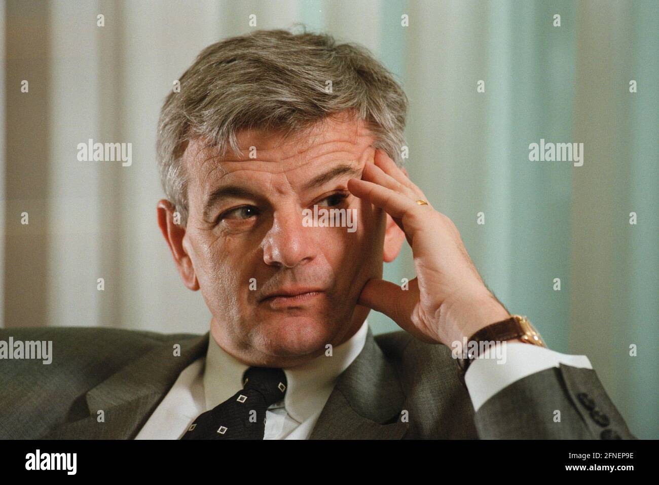 Portrait of Federal Foreign Minister Joschka Fischer (Bündnis 90/Die Grünen) during an interview in his Bonn office. [automated translation] Stock Photo