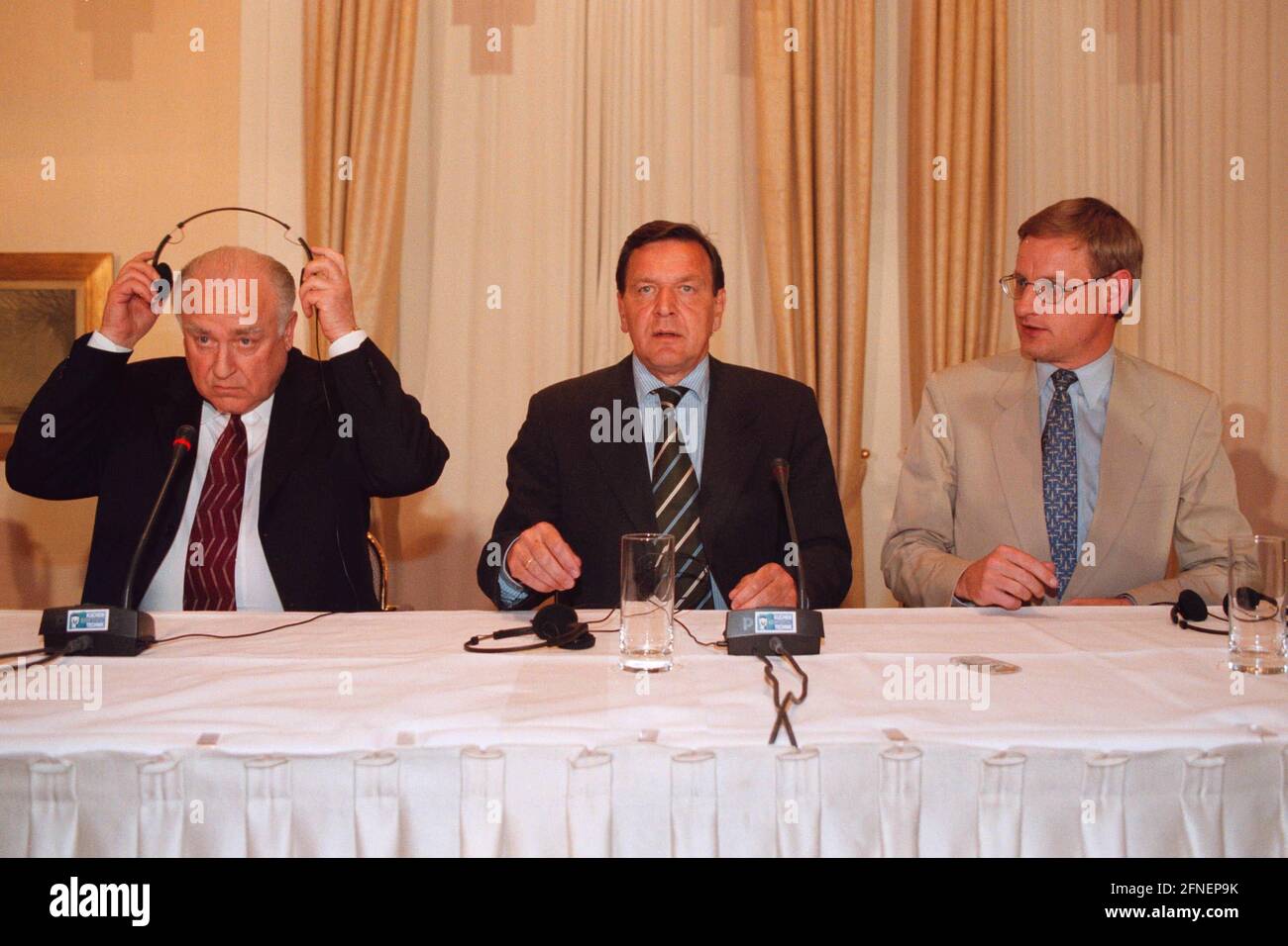 Viktor Chernomyrdin, the Russian government's envoy to Yugoslavia, German Chancellor Gerhard Schröder and Carl Bildt, the United Nations Secretary-General's special envoy for Kosovo, during a press conference on the talks on the situation in Kosovo at the Petersberg guesthouse in Königswinter. [automated translation] Stock Photo
