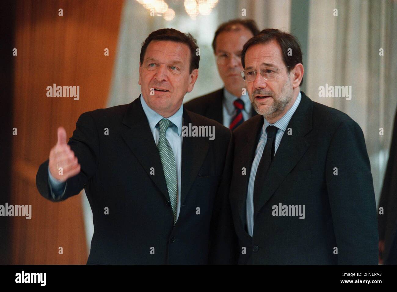 German Chancellor Gerhard Schröder (SPD) welcomes Javier Solana, NATO Secretary General, in front of the Chancellor's Bungalow in Bonn. [automated translation] Stock Photo